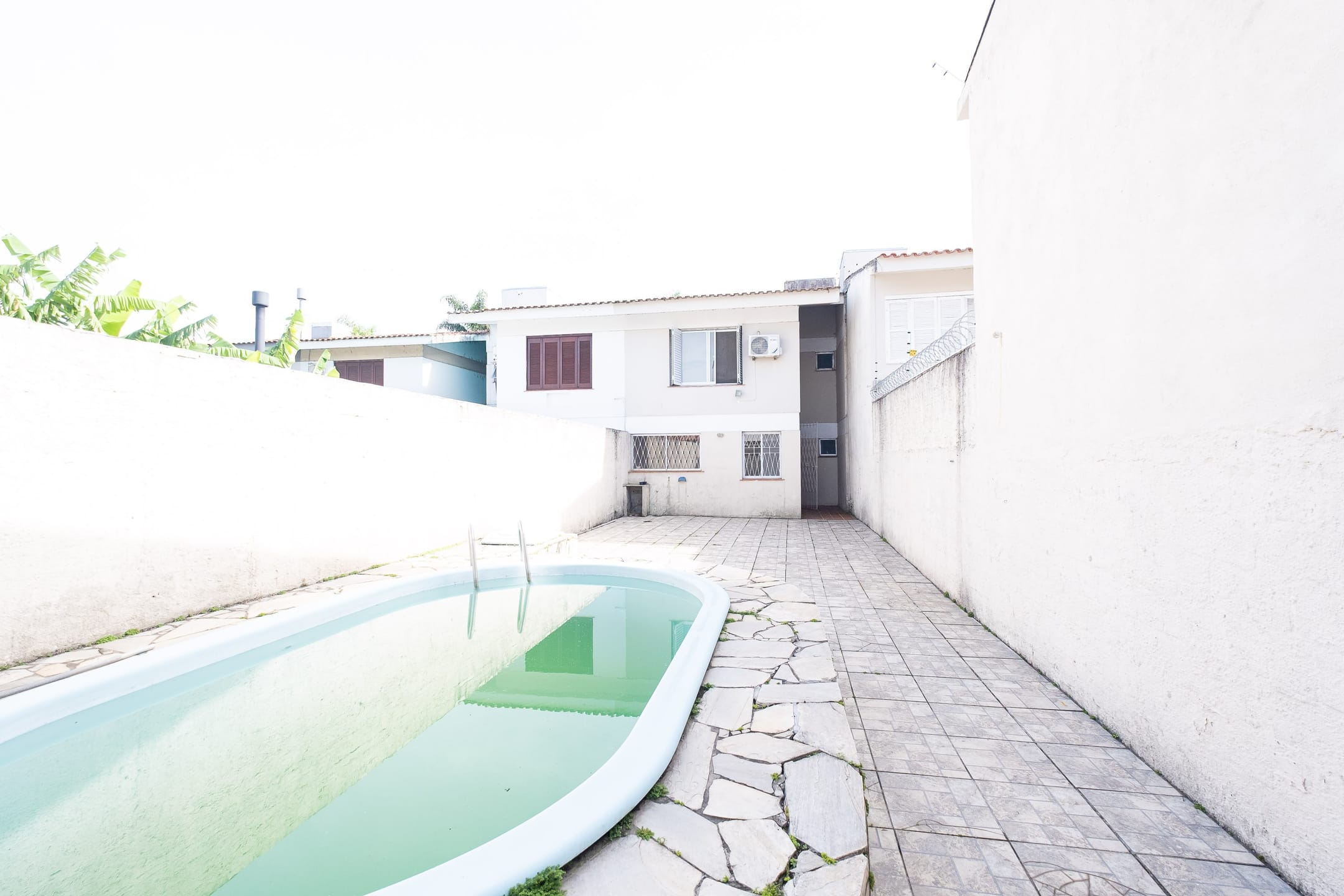 Casa à venda no Recanto de Portugal - com 165 m², 3 quartos, lareira, churrasqueira, pátio com piscina e portão eletrônico. - 19