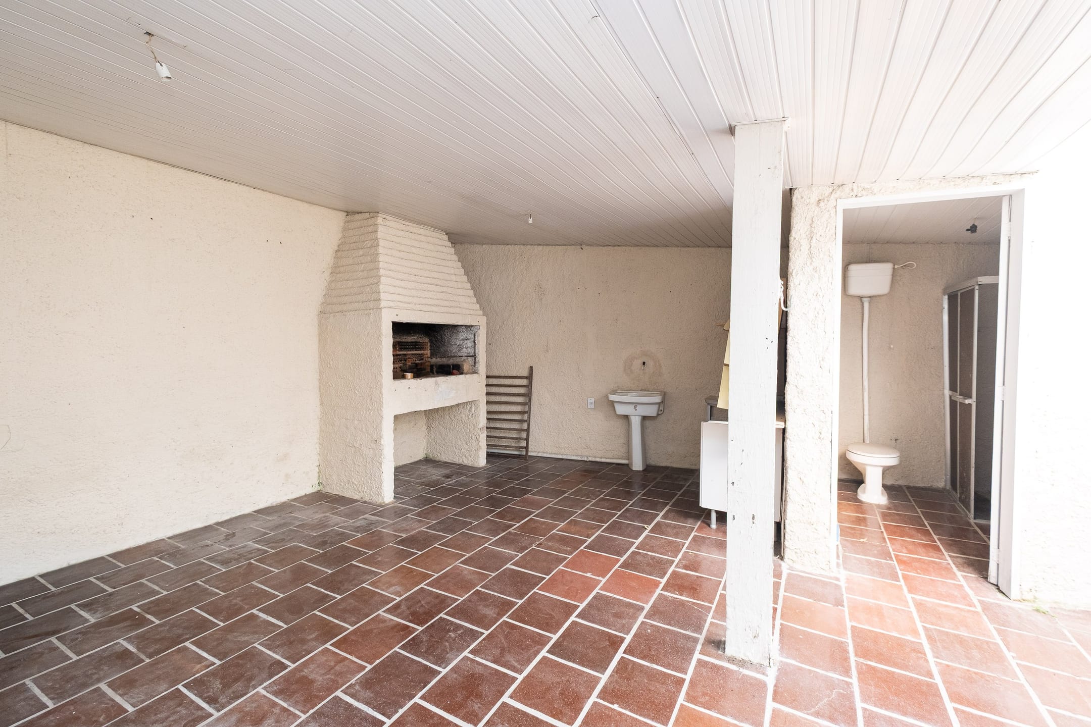 Casa à venda no Recanto de Portugal - com 165 m², 3 quartos, lareira, churrasqueira, pátio com piscina e portão eletrônico. - 20