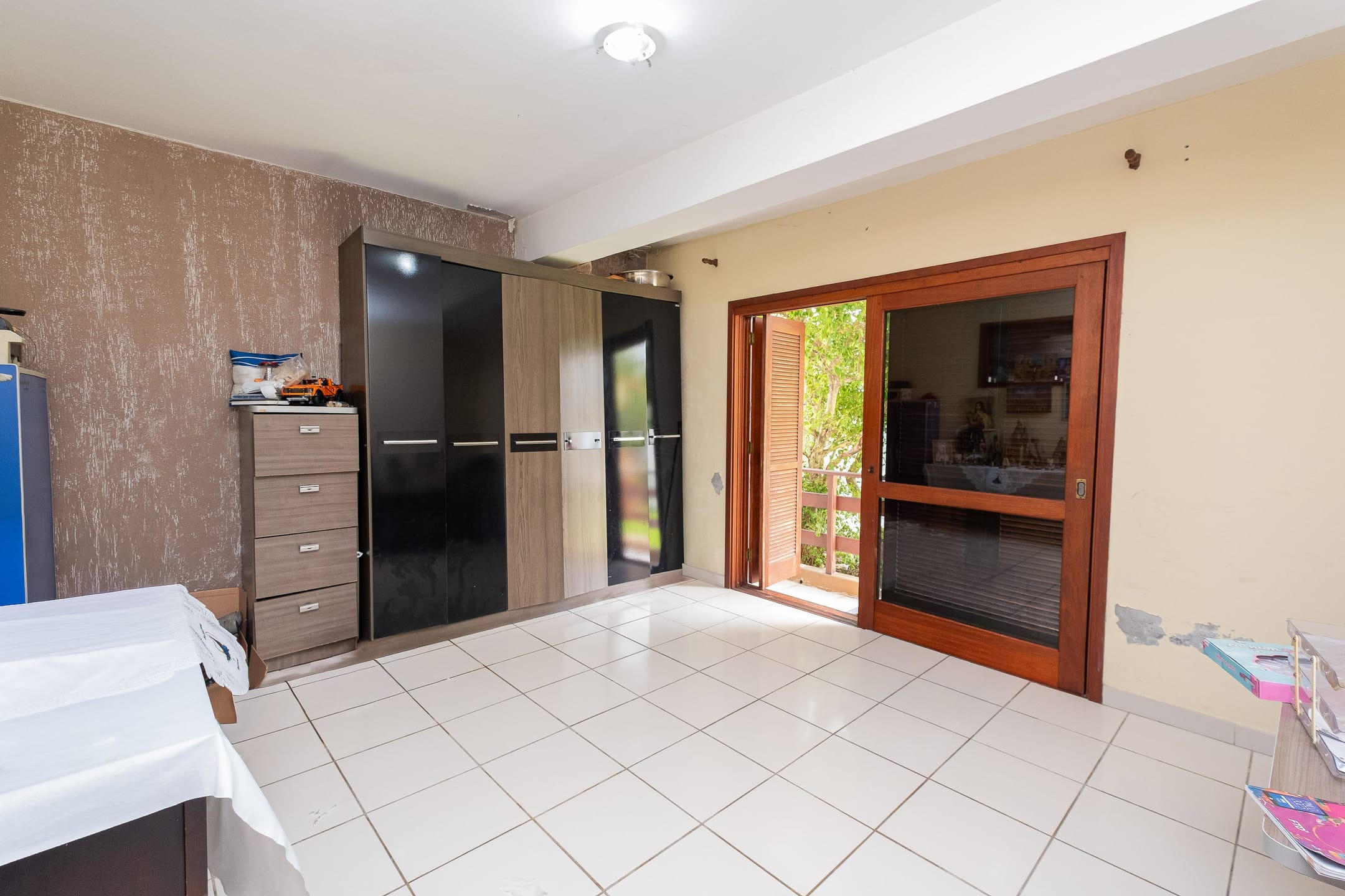 Casa à venda na Zona Norte de Pelotas - 600 m², 4 quartos (sendo 3 suítes), móveis planejados, lareira e área gourmet com churrasqueira. - 8