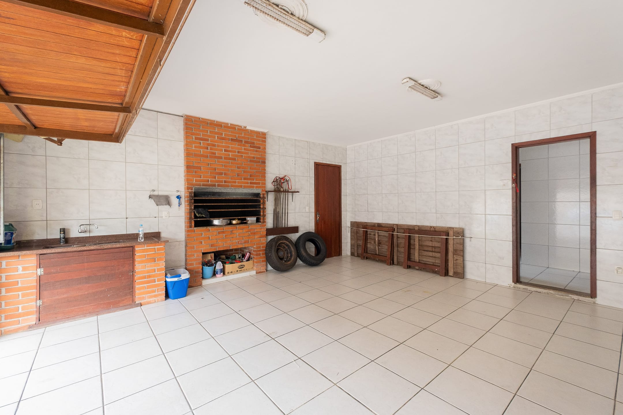 Casa à venda na Zona Norte de Pelotas - 600 m², 4 quartos (sendo 3 suítes), móveis planejados, lareira e área gourmet com churrasqueira. - 23