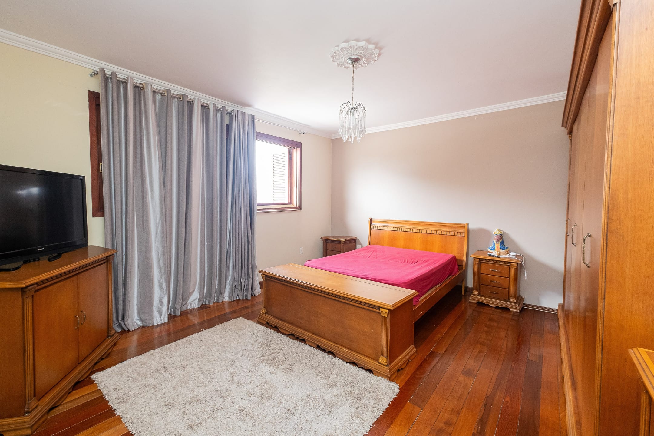 Casa à venda na Zona Norte de Pelotas - 600 m², 4 quartos (sendo 3 suítes), móveis planejados, lareira e área gourmet com churrasqueira. - 11
