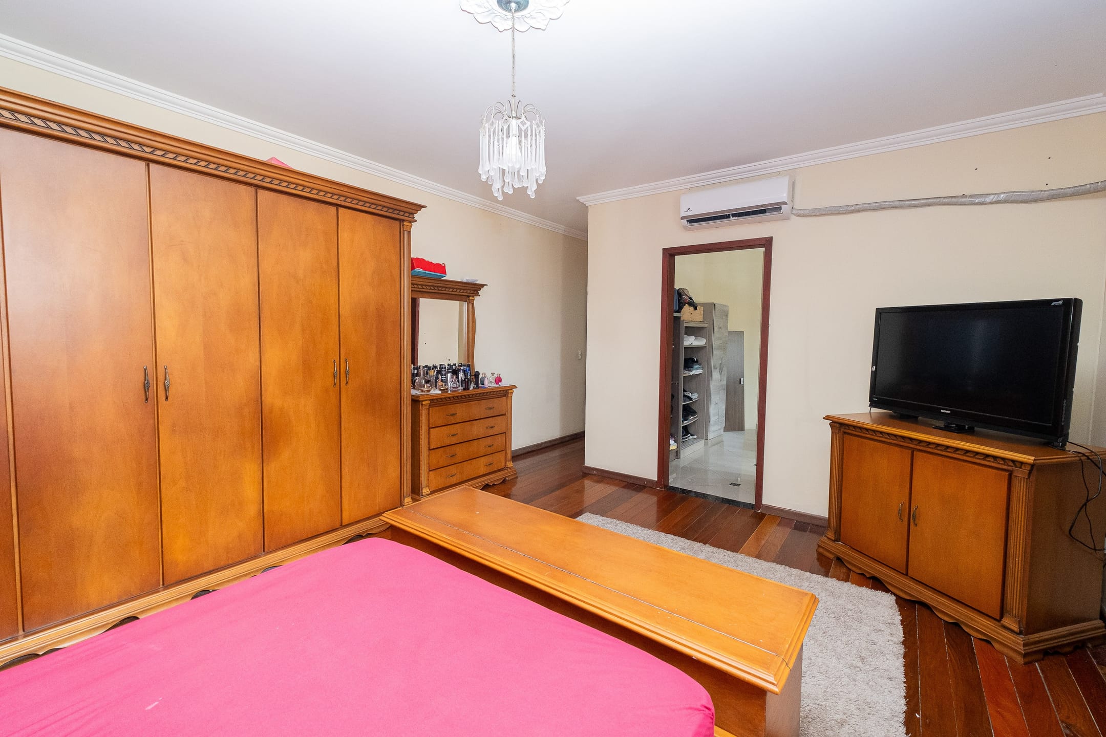 Casa à venda na Zona Norte de Pelotas - 600 m², 4 quartos (sendo 3 suítes), móveis planejados, lareira e área gourmet com churrasqueira. - 12