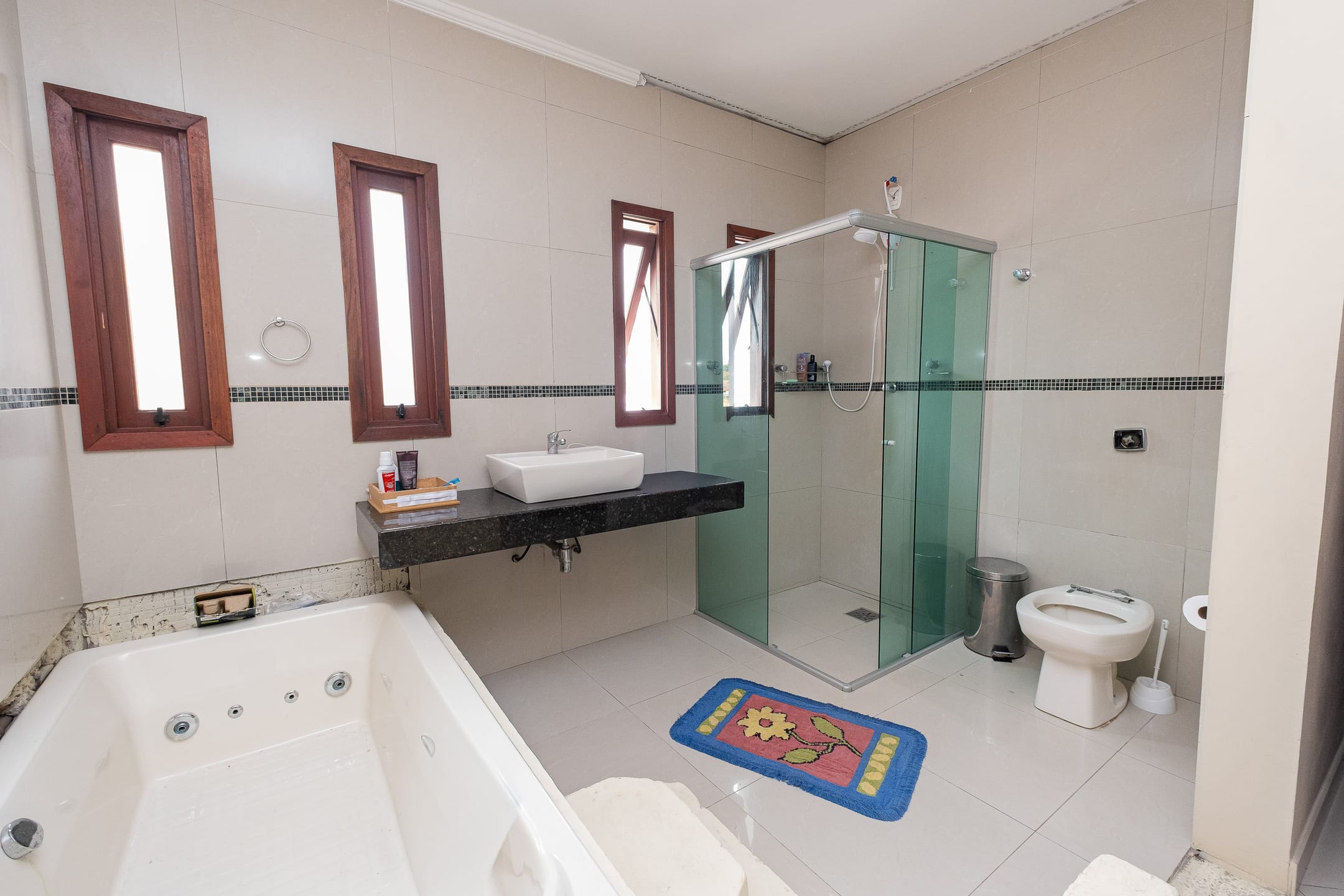 Casa à venda na Zona Norte de Pelotas - 600 m², 4 quartos (sendo 3 suítes), móveis planejados, lareira e área gourmet com churrasqueira. - 13