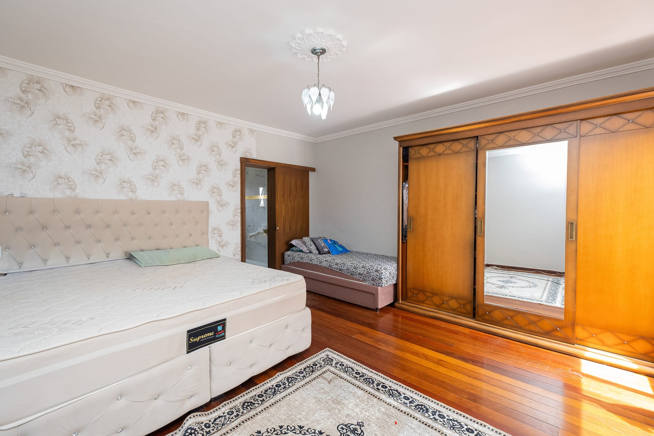 Casa à venda na Zona Norte de Pelotas - 600 m², 4 quartos (sendo 3 suítes), móveis planejados, lareira e área gourmet com churrasqueira. - 14