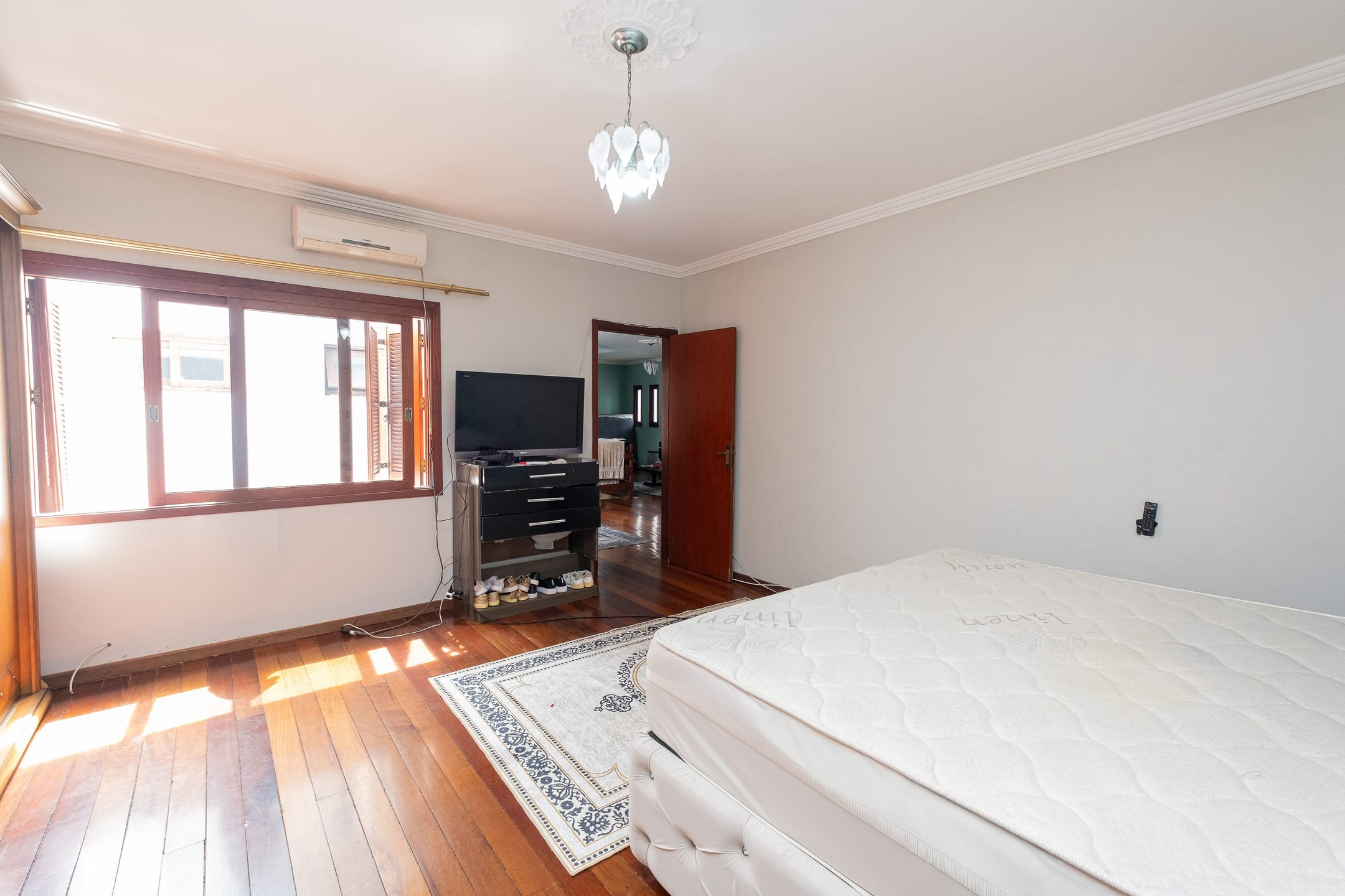 Casa à venda na Zona Norte de Pelotas - 600 m², 4 quartos (sendo 3 suítes), móveis planejados, lareira e área gourmet com churrasqueira. - 15
