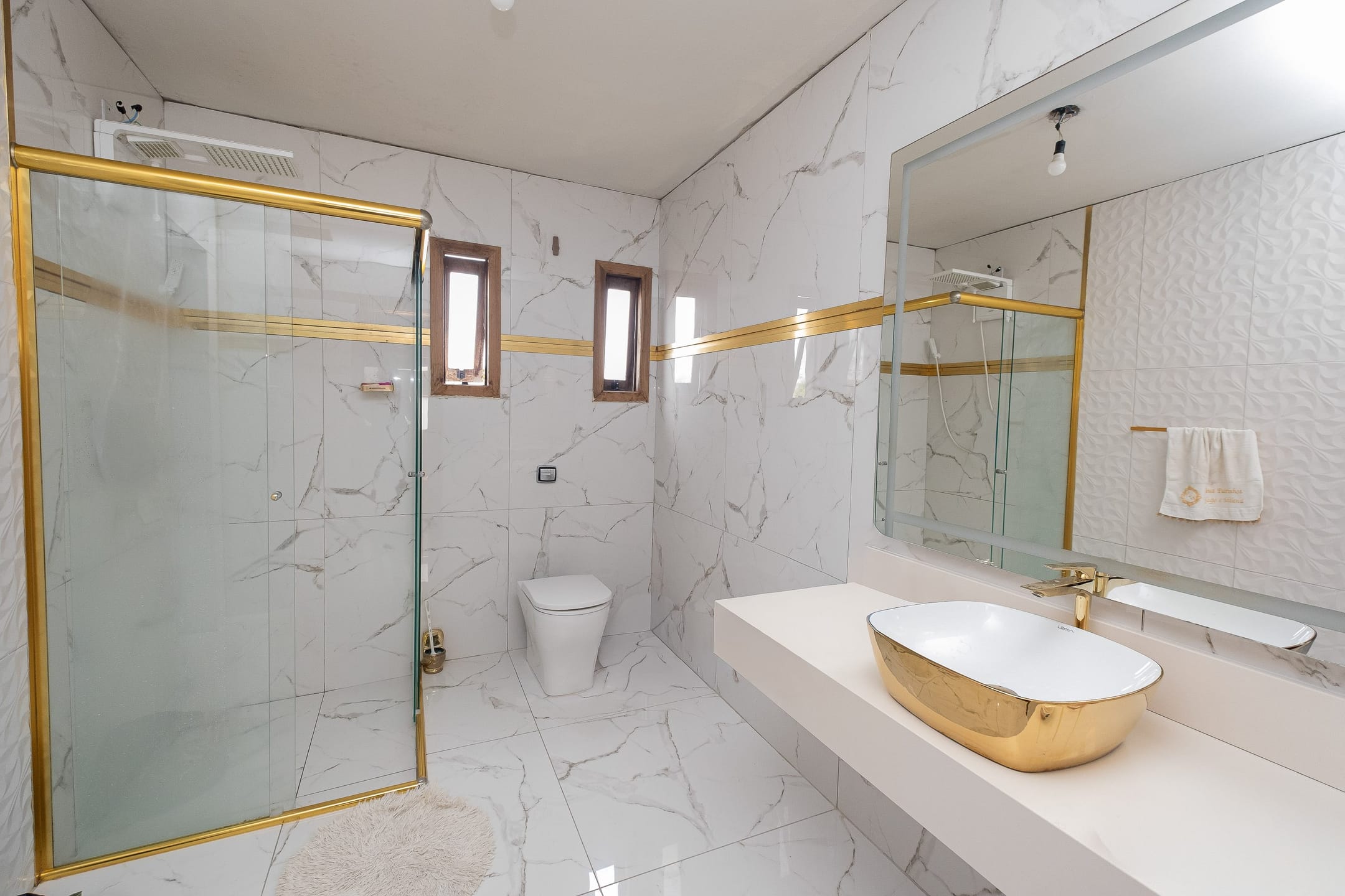 Casa à venda na Zona Norte de Pelotas - 600 m², 4 quartos (sendo 3 suítes), móveis planejados, lareira e área gourmet com churrasqueira. - 16