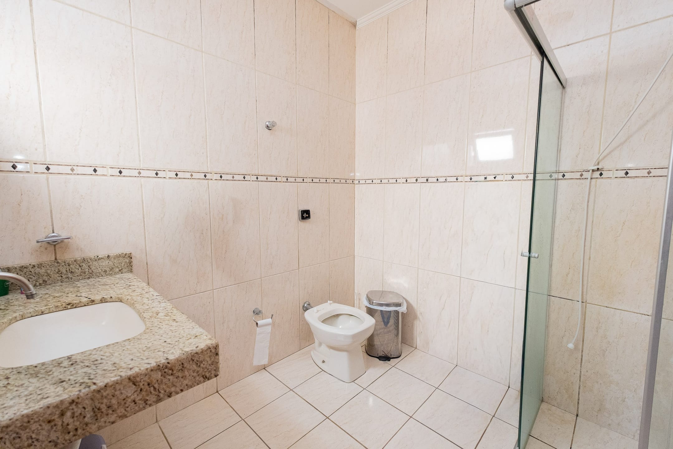 Casa à venda na Zona Norte de Pelotas - 600 m², 4 quartos (sendo 3 suítes), móveis planejados, lareira e área gourmet com churrasqueira. - 18