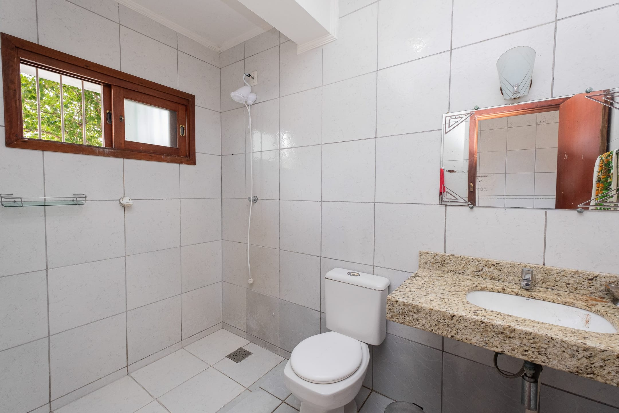 Casa à venda na Zona Norte de Pelotas - 600 m², 4 quartos (sendo 3 suítes), móveis planejados, lareira e área gourmet com churrasqueira. - 22