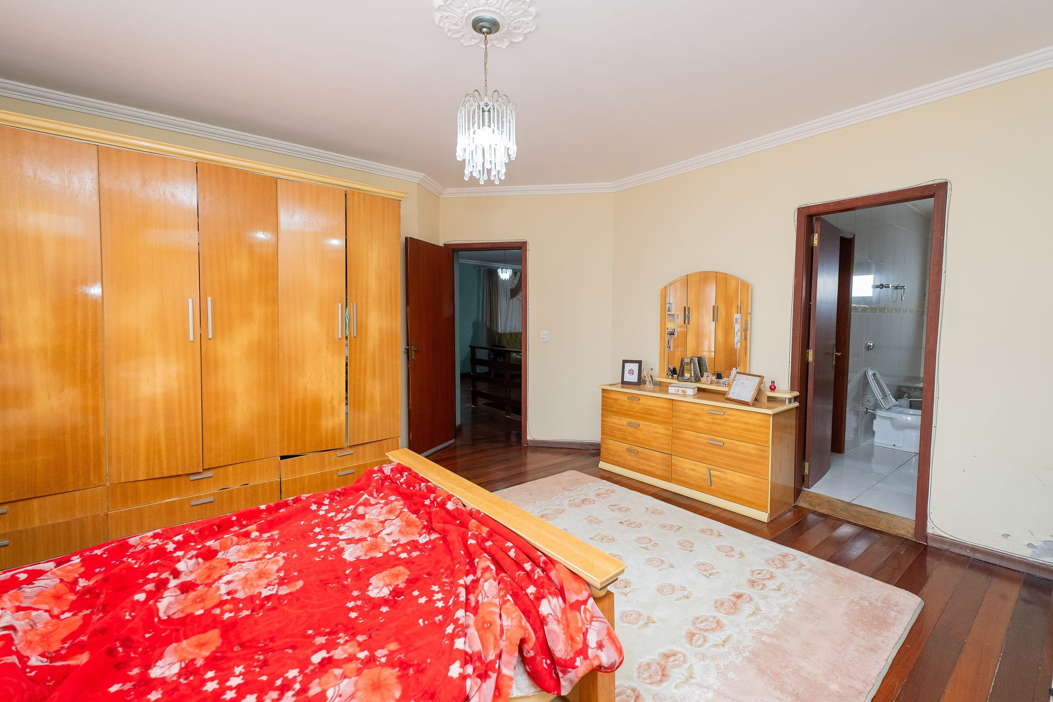 Casa à venda na Zona Norte de Pelotas - 600 m², 4 quartos (sendo 3 suítes), móveis planejados, lareira e área gourmet com churrasqueira. - 20