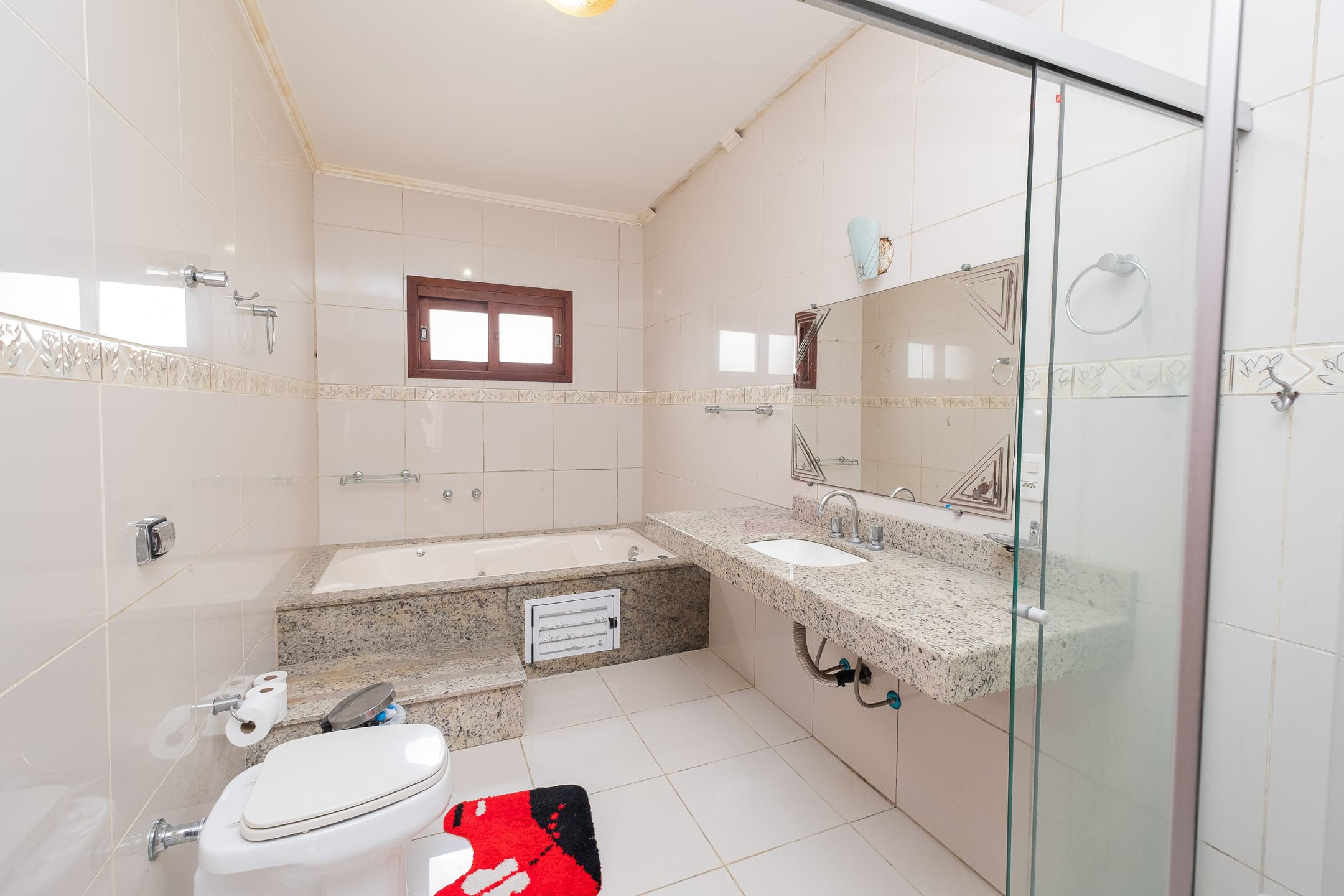 Casa à venda na Zona Norte de Pelotas - 600 m², 4 quartos (sendo 3 suítes), móveis planejados, lareira e área gourmet com churrasqueira. - 21