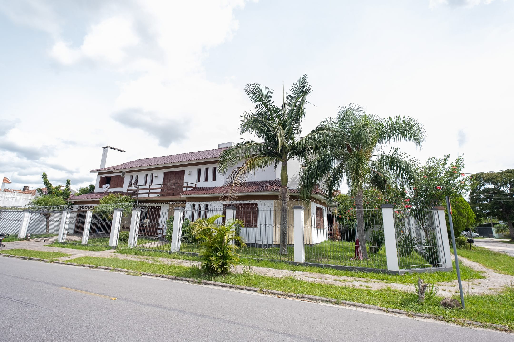 Casa à venda na Zona Norte de Pelotas - 600 m², 4 quartos (sendo 3 suítes), móveis planejados, lareira e área gourmet com churrasqueira. - 24