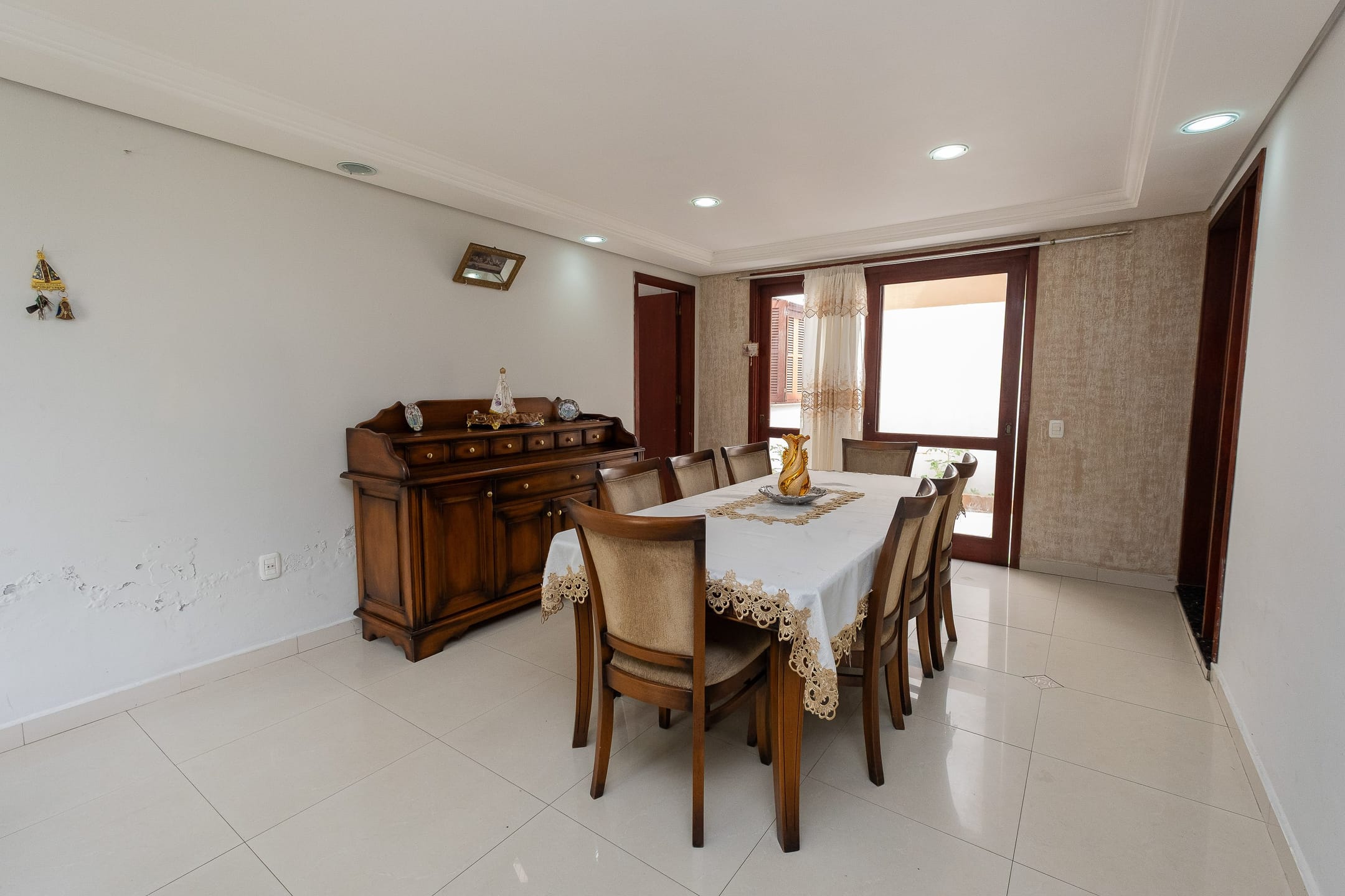Casa à venda na Zona Norte de Pelotas - 600 m², 4 quartos (sendo 3 suítes), móveis planejados, lareira e área gourmet com churrasqueira. - 6