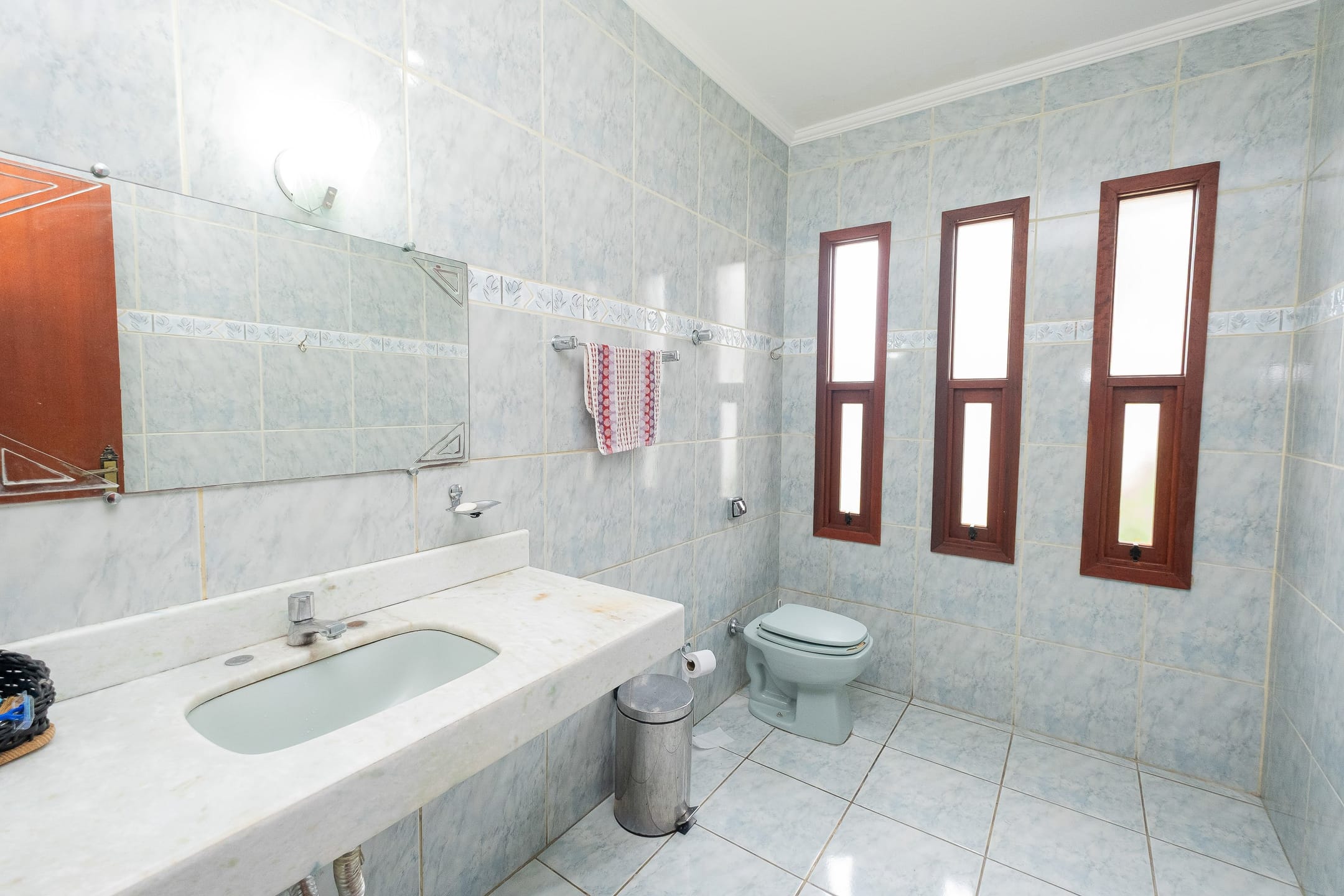 Casa à venda na Zona Norte de Pelotas - 600 m², 4 quartos (sendo 3 suítes), móveis planejados, lareira e área gourmet com churrasqueira. - 7