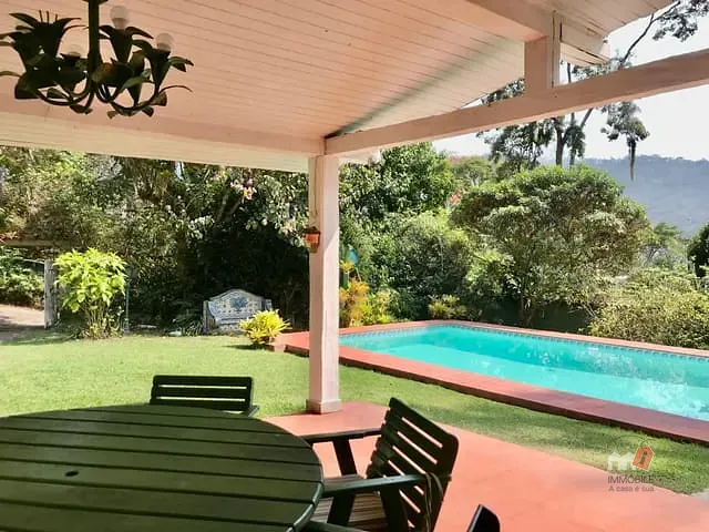 Casa com 2700m² 5 quartos e 2 banheiros, à venda, no bairro Itaipava em Petrópolis