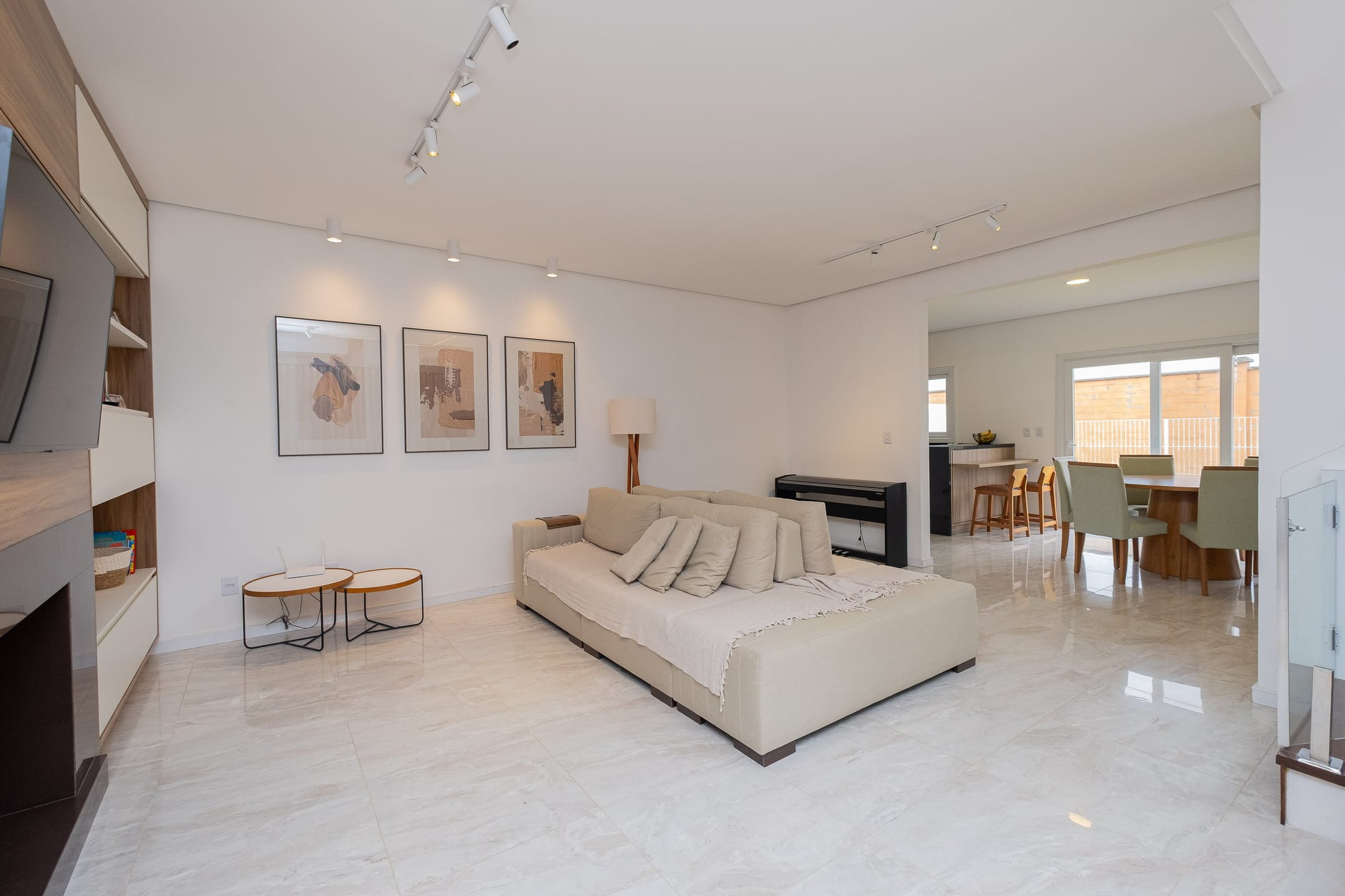 Casa mobiliada à venda no Alphaville, Laranjal - 186 m², 3 quartos (sendo 1 suíte com closet), acabamentos de alto padrão e amplo quintal aos fundos.