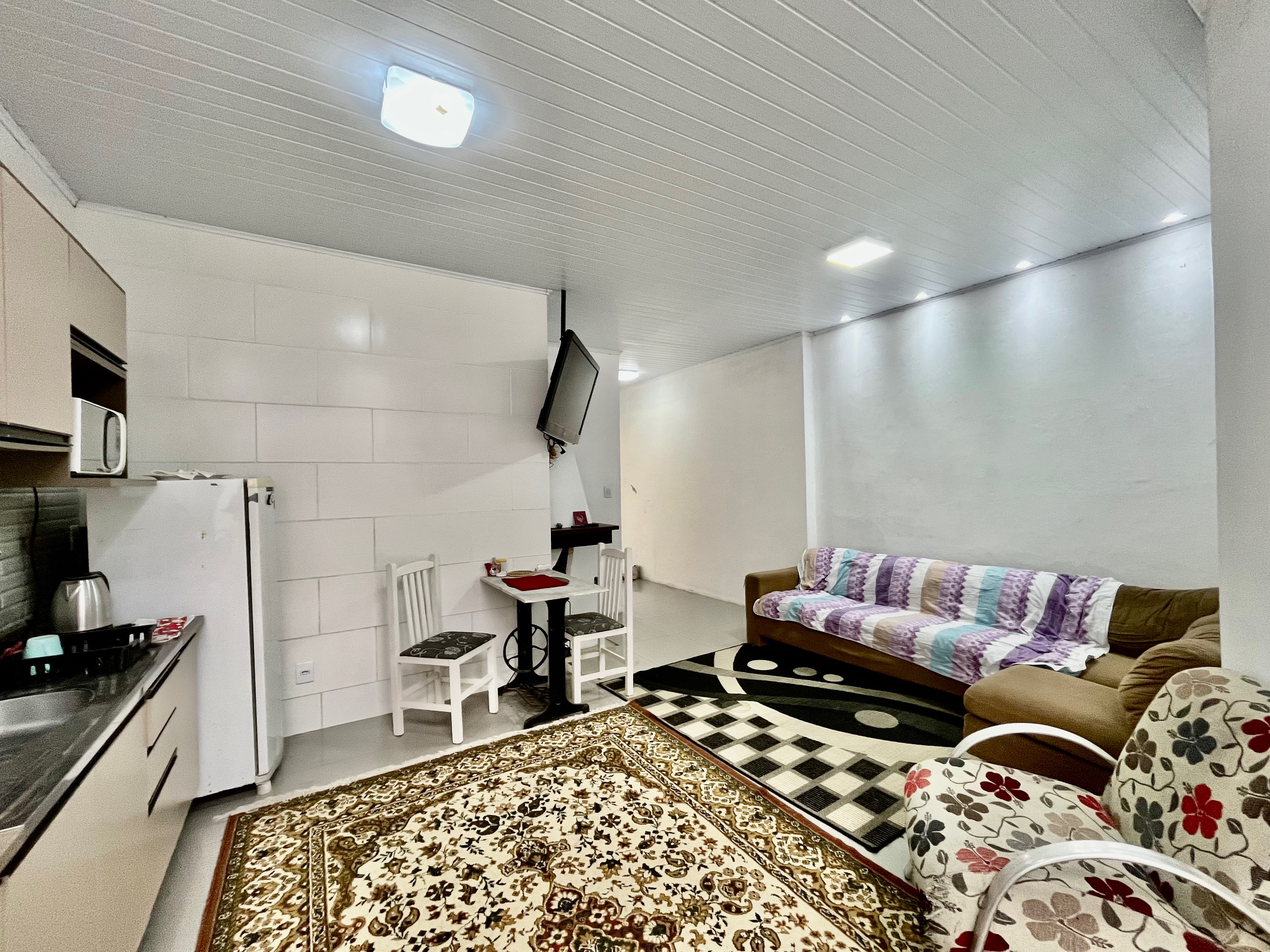 Casa à venda no centro de Pelotas - 143 m², 3 quartos (sendo todos suítes), lareira e pátio aos fundos.