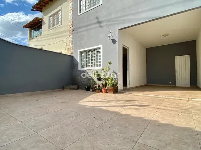 Casa com 200m² 4 quartos e 2 banheiros, para alugar, no bairro Santa Terezinha em Belo Horizonte