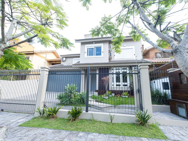 Casa com 384m² 4 quartos e 4 banheiros, à venda ou para alugar, no bairro Areal em Pelotas