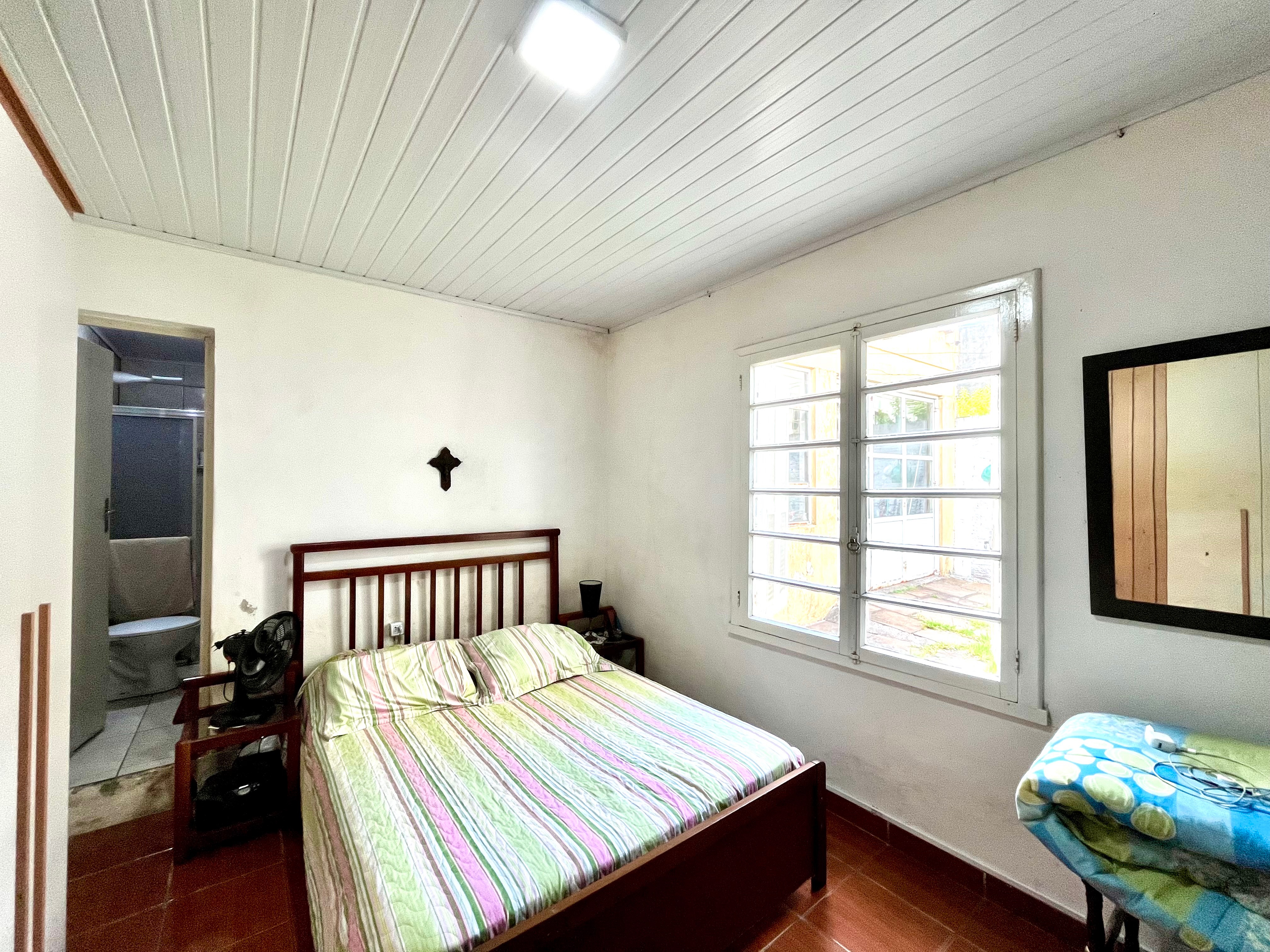Casa à venda no centro de Pelotas - 120 m², 3 quartos (sendo 1 suíte), piso cerâmico, garagem coberta e pátio aos fundos. - 6