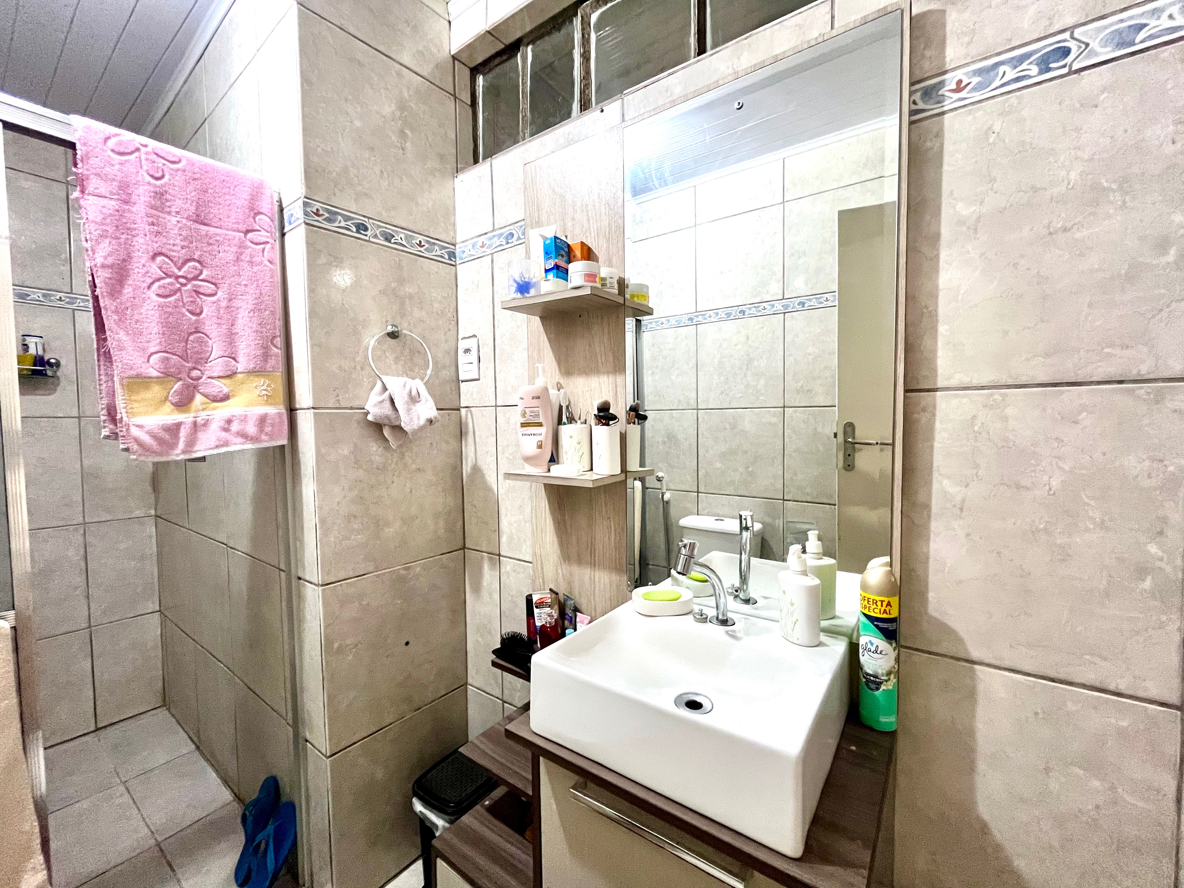 Casa à venda no centro de Pelotas - 120 m², 3 quartos (sendo 1 suíte), piso cerâmico, garagem coberta e pátio aos fundos. - 7