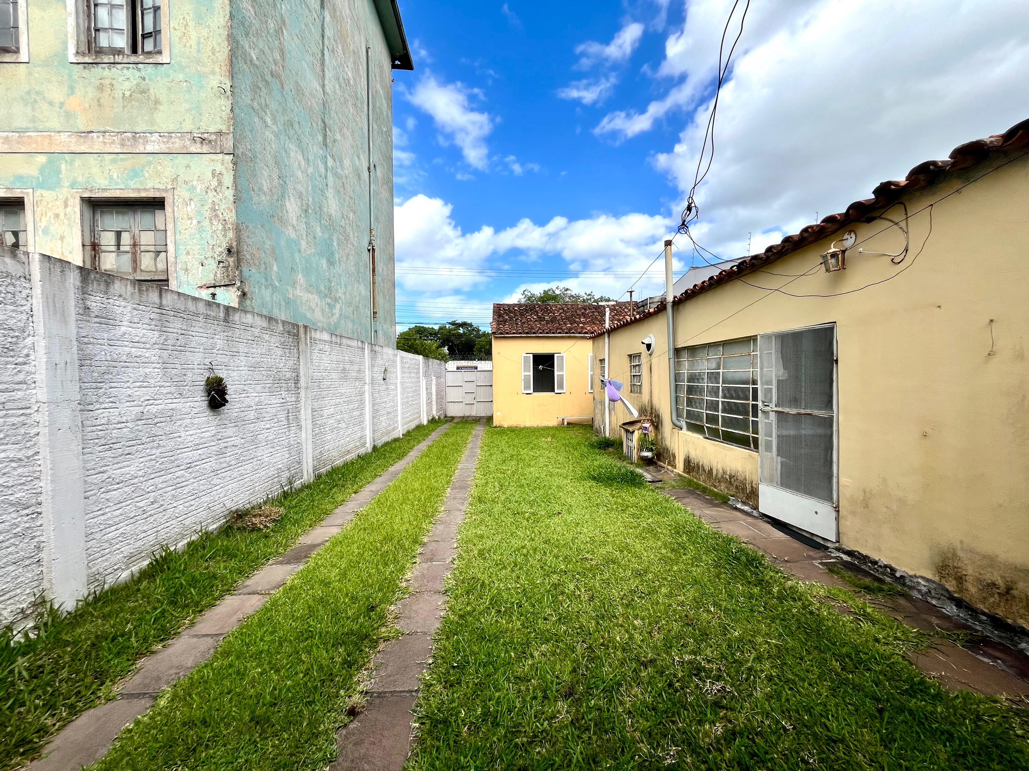 Casa à venda no centro de Pelotas - 120 m², 3 quartos (sendo 1 suíte), piso cerâmico, garagem coberta e pátio aos fundos. - 8