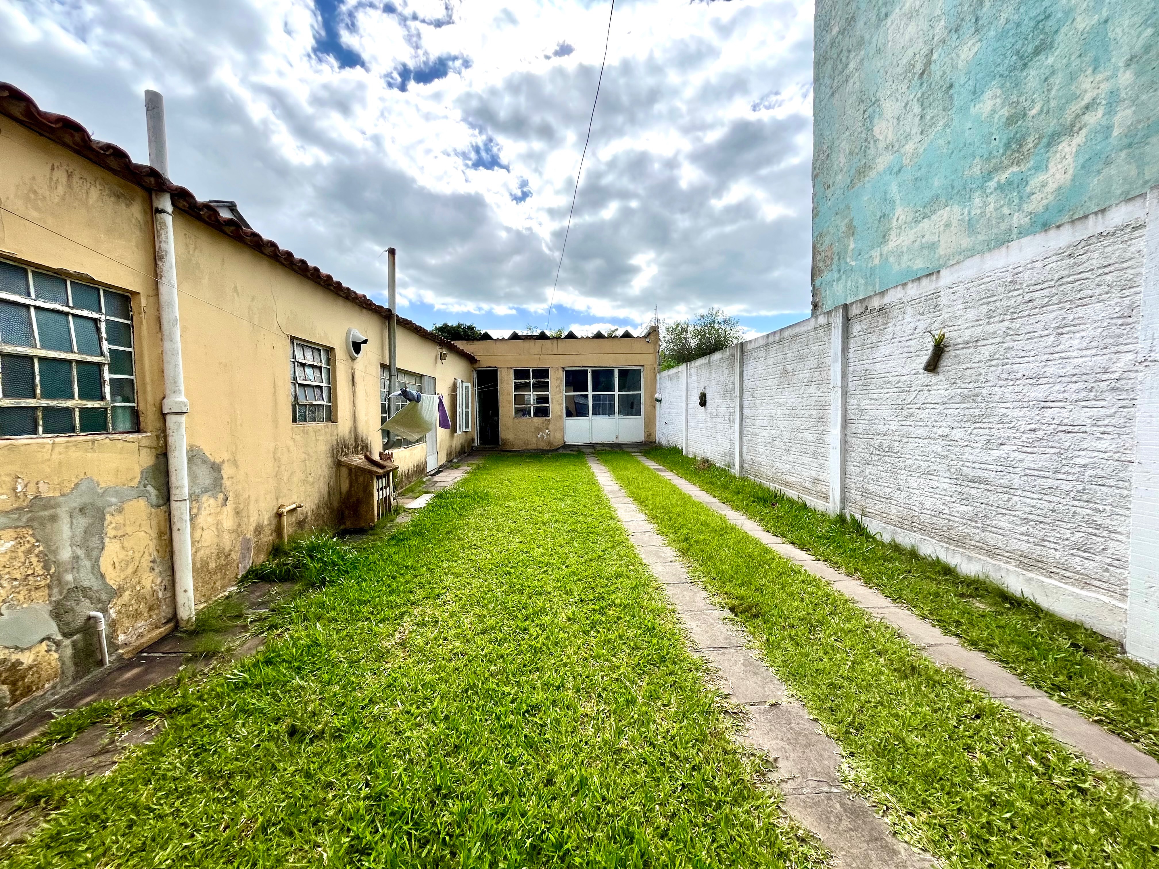 Casa à venda no centro de Pelotas - 120 m², 3 quartos (sendo 1 suíte), piso cerâmico, garagem coberta e pátio aos fundos. - 9