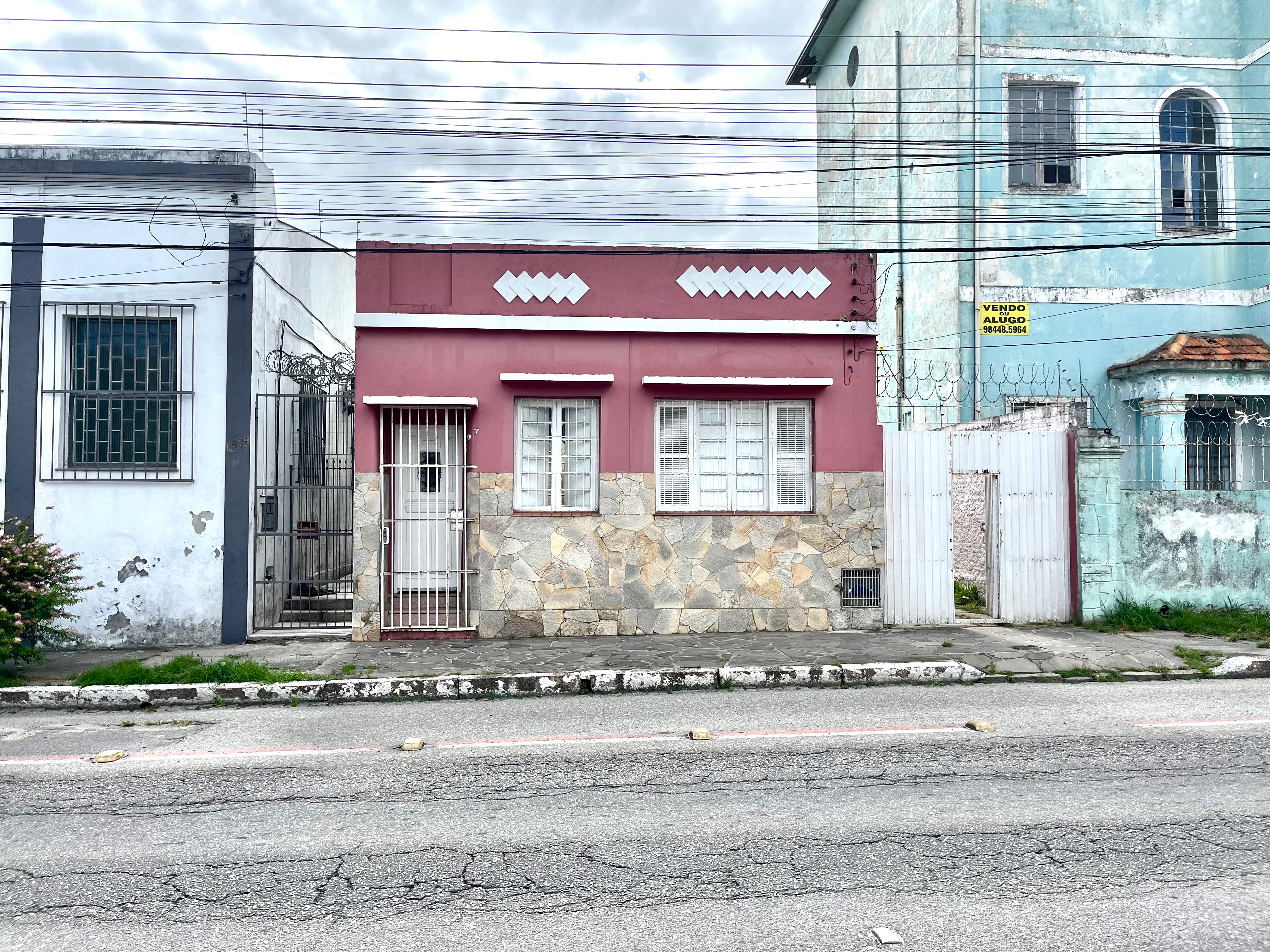 Casa à venda no centro de Pelotas - 120 m², 3 quartos (sendo 1 suíte), piso cerâmico, garagem coberta e pátio aos fundos. - 10