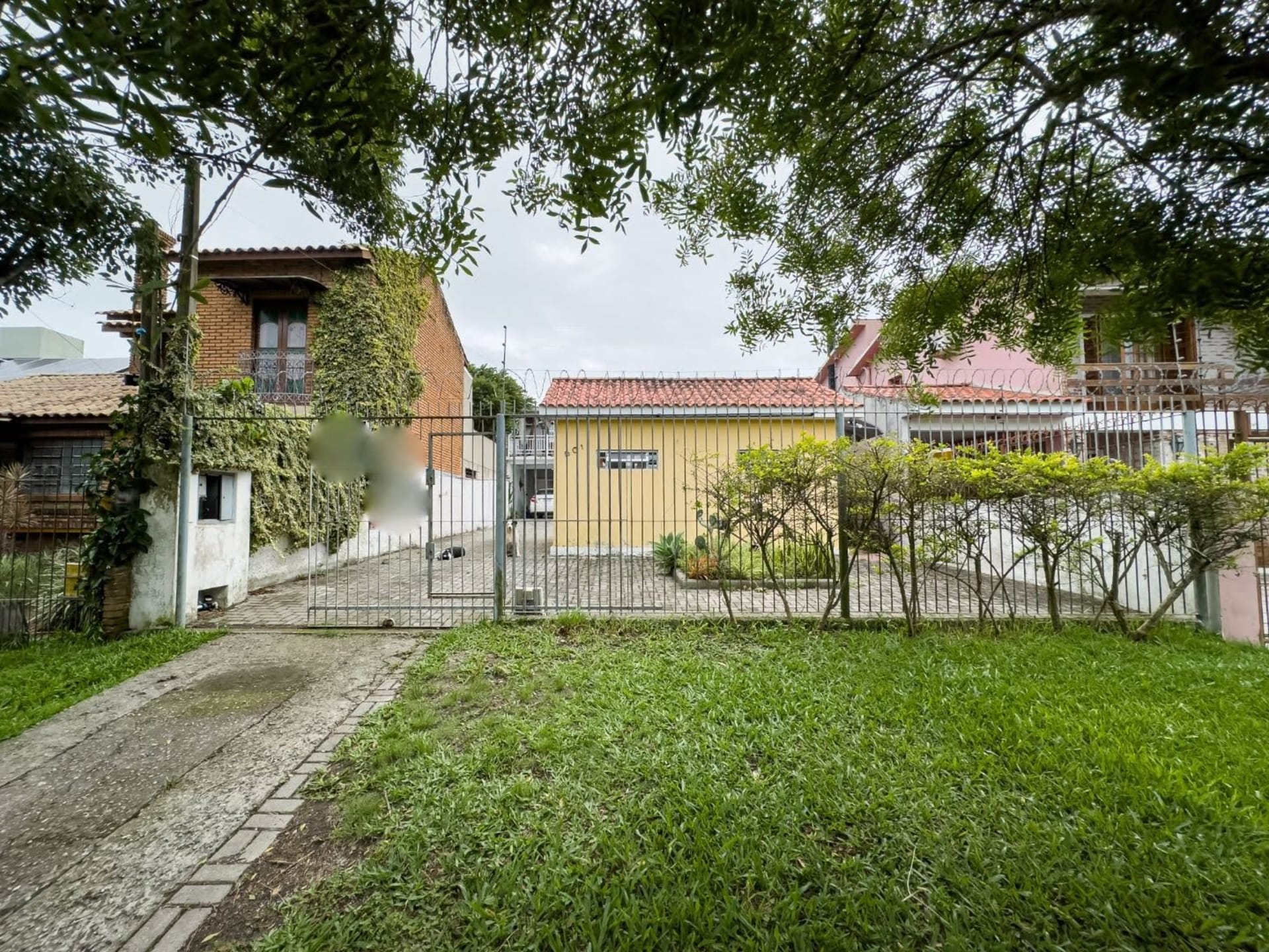 Casa à venda no Laranjal, Pelotas - 208 m², 3 quartos (sendo 1 suíte), lareira e área de lazer com piscina e amplo pátio. - 13