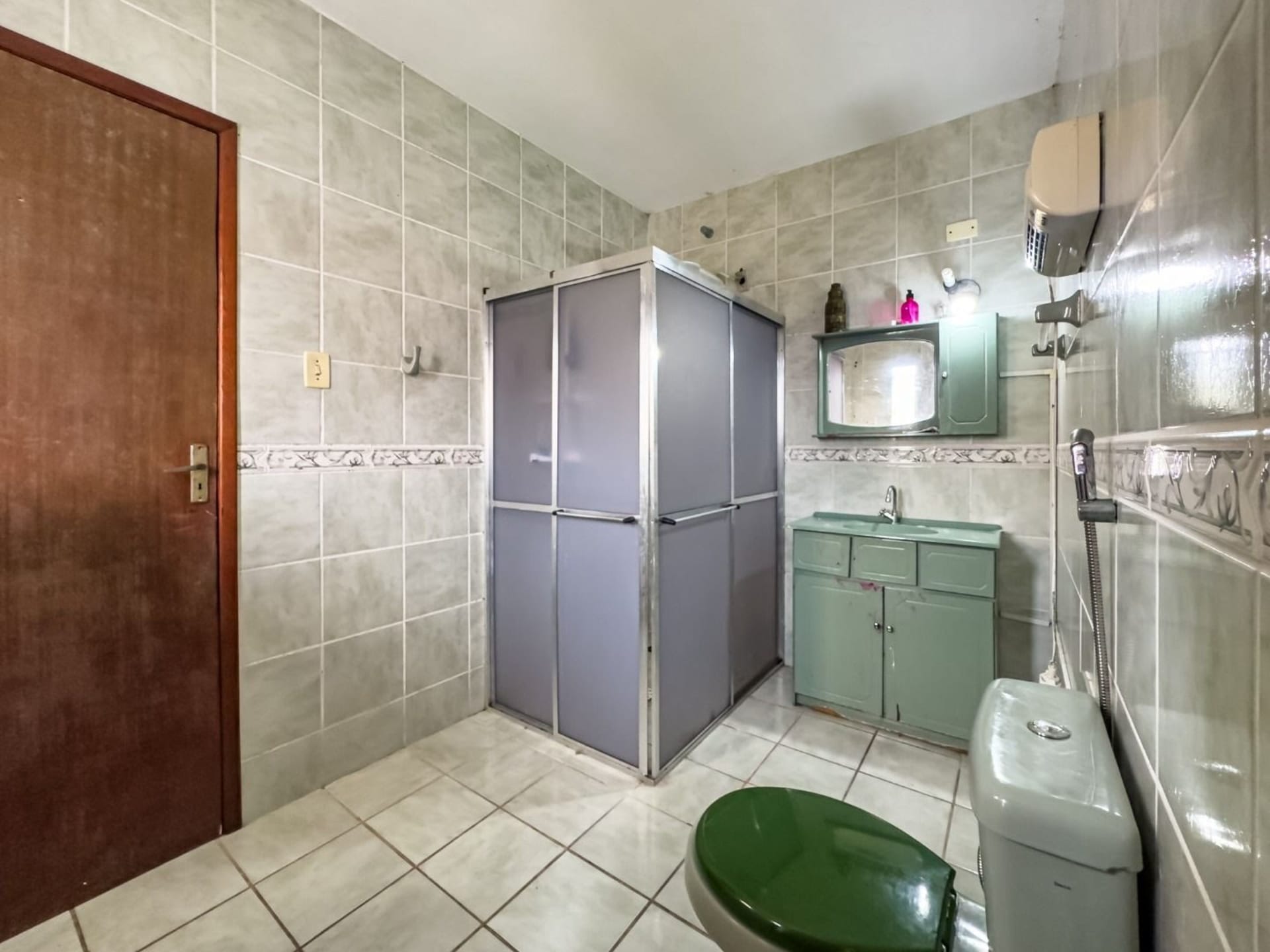 Casa à venda no Laranjal, Pelotas - 208 m², 3 quartos (sendo 1 suíte), lareira e área de lazer com piscina e amplo pátio. - 10