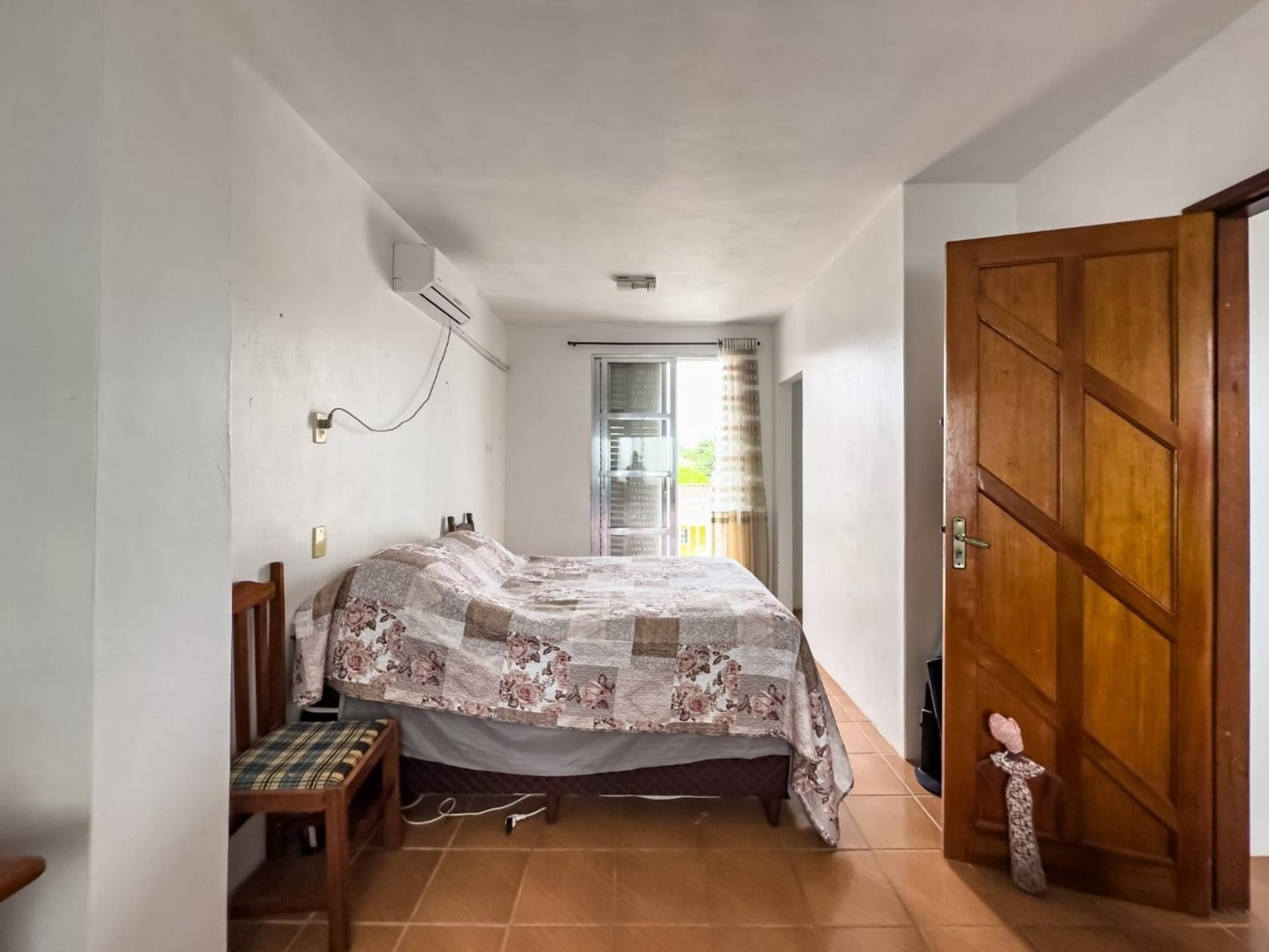 Casa à venda no Laranjal, Pelotas - 208 m², 3 quartos (sendo 1 suíte), lareira e área de lazer com piscina e amplo pátio. - 7
