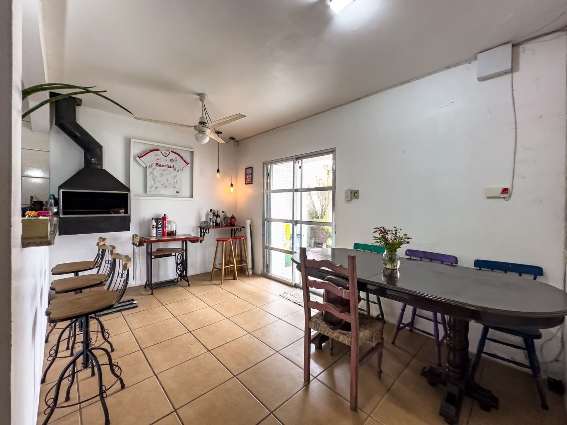 Casa à venda no Laranjal, Pelotas - 208 m², 3 quartos (sendo 1 suíte), lareira e área de lazer com piscina e amplo pátio. - 6