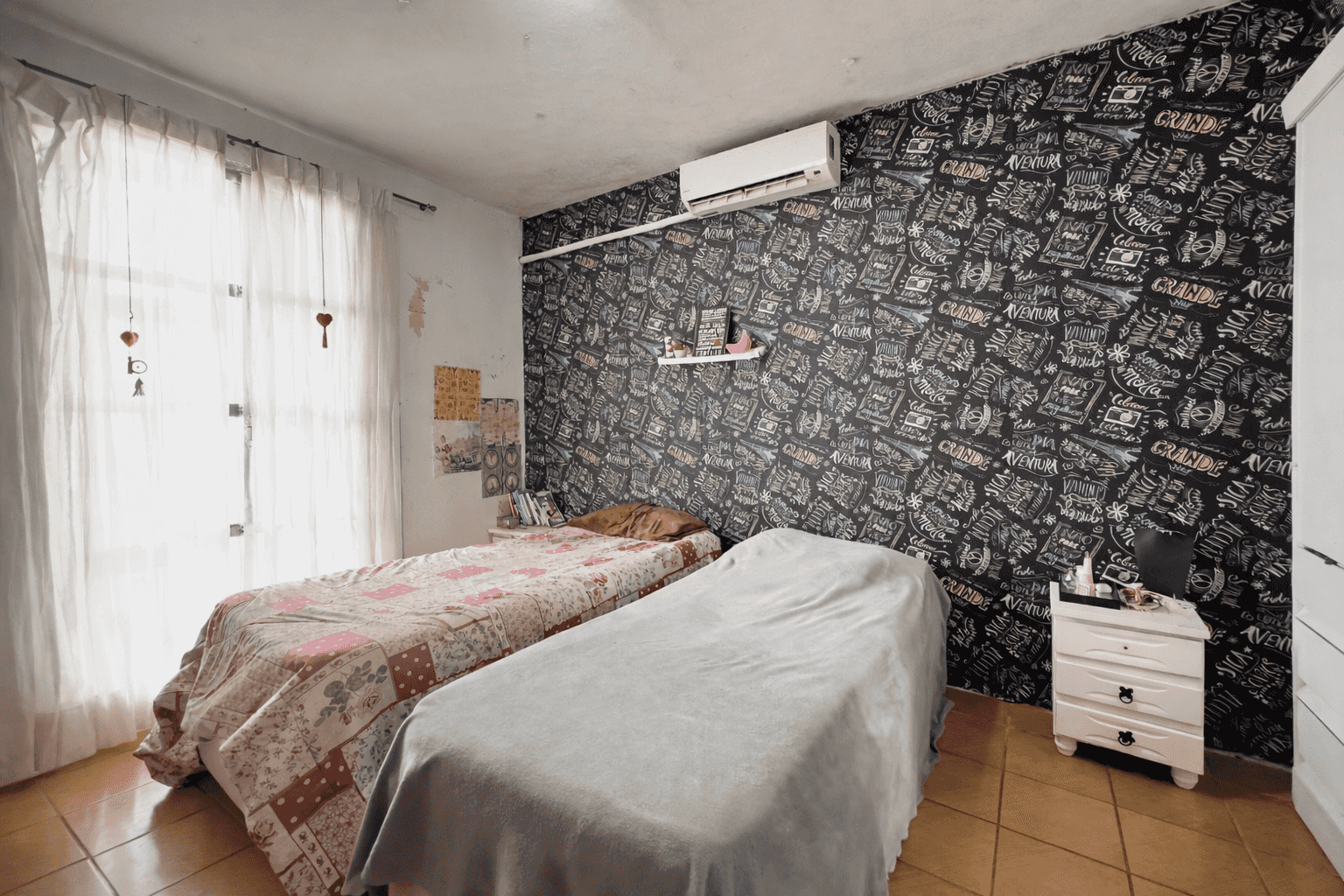 Casa à venda no Laranjal, Pelotas - 208 m², 3 quartos (sendo 1 suíte), lareira e área de lazer com piscina e amplo pátio. - 8