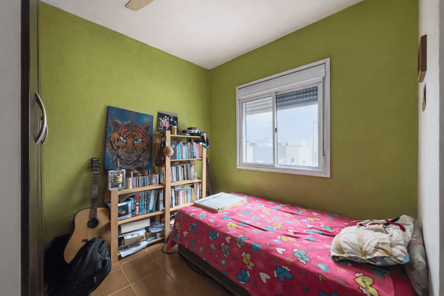 Casa à venda no Laranjal, Pelotas - 208 m², 3 quartos (sendo 1 suíte), lareira e área de lazer com piscina e amplo pátio. - 9