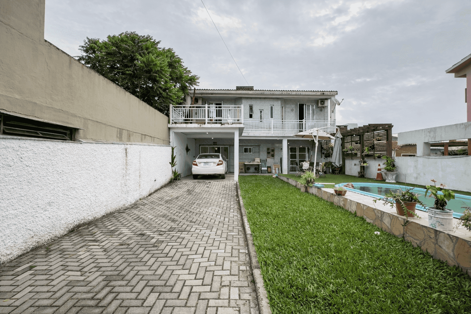 Casa à venda no Laranjal, Pelotas - 208 m², 3 quartos (sendo 1 suíte), lareira e área de lazer com piscina e amplo pátio. - 12