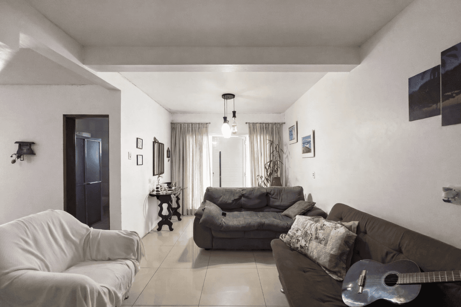 Casa à venda no Laranjal, Pelotas - 208 m², 3 quartos (sendo 1 suíte), lareira e área de lazer com piscina e amplo pátio. - 11