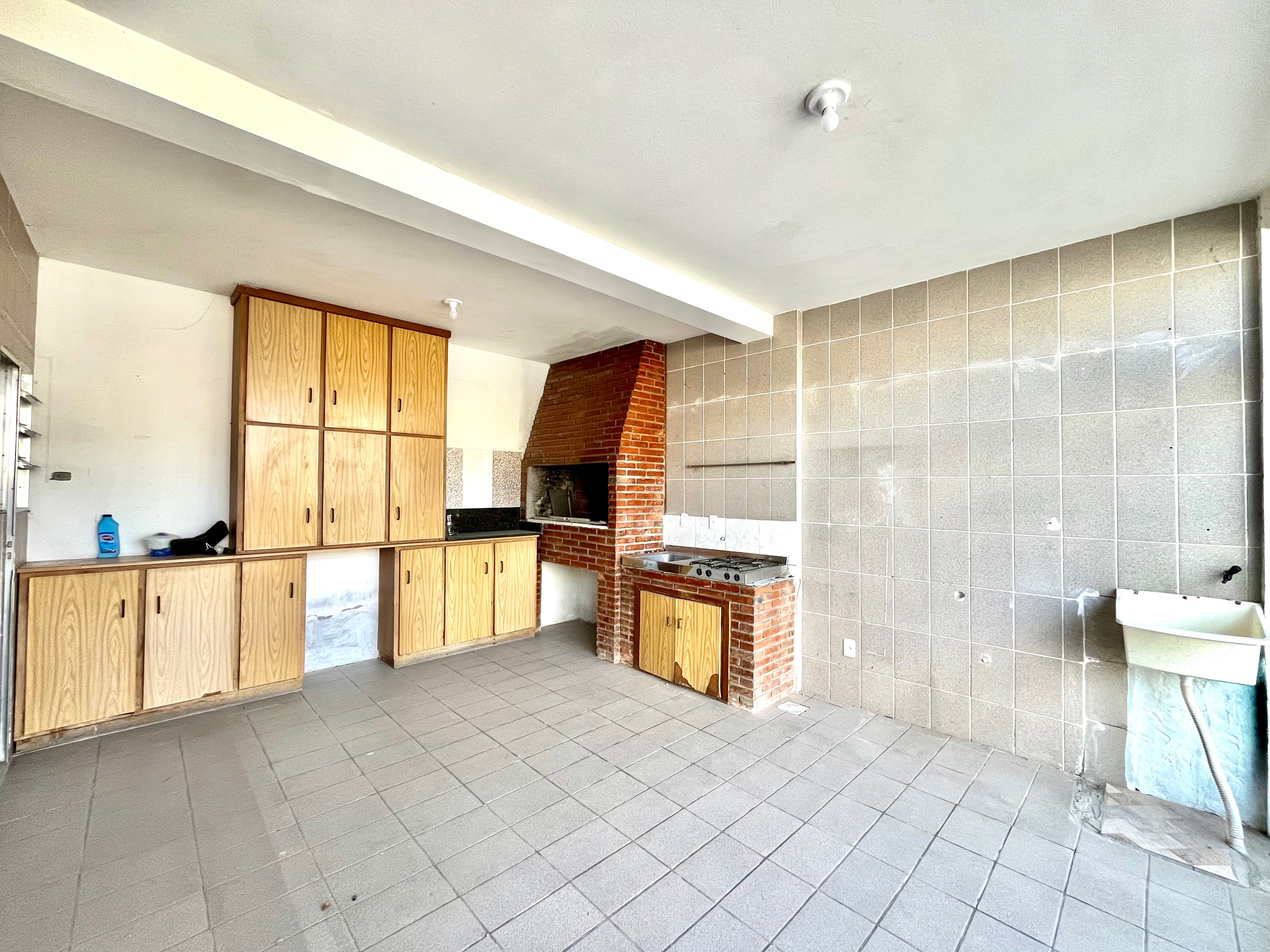 Casa à venda no centro de Pelotas - 132 m², 2 quartos, garagem e área de lazer com piscina e churrasqueira. - 12