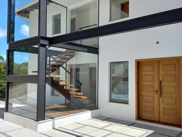 Casa 4 quartos e 1 banheiro, à venda, no bairro Samambaia em Petrópolis