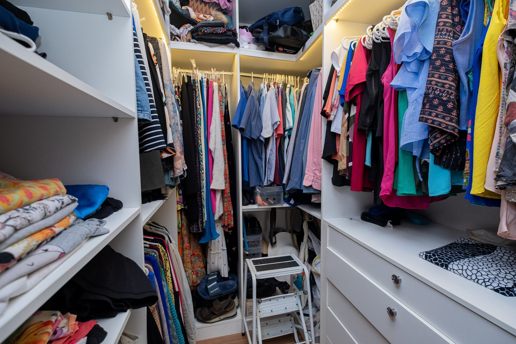 Casa mobiliada à venda no no Laranjal, Pelotas  - 286 m², 3 quartos (sendo 1 suíte com closet), móveis de alto padrão e ampla área de lazer com piscina. - 10