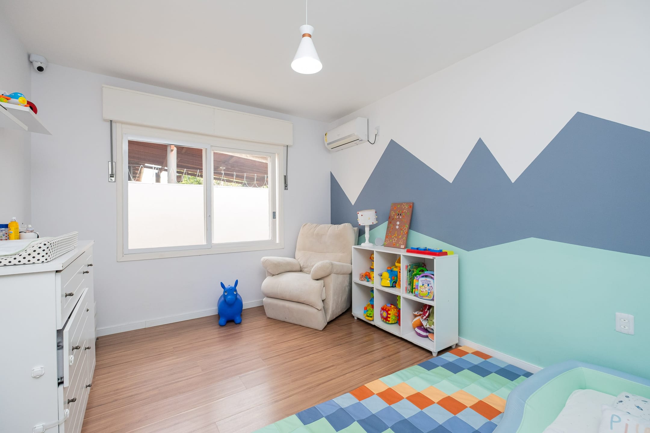 Casa mobiliada à venda no no Laranjal, Pelotas  - 286 m², 3 quartos (sendo 1 suíte com closet), móveis de alto padrão e ampla área de lazer com piscina. - 11