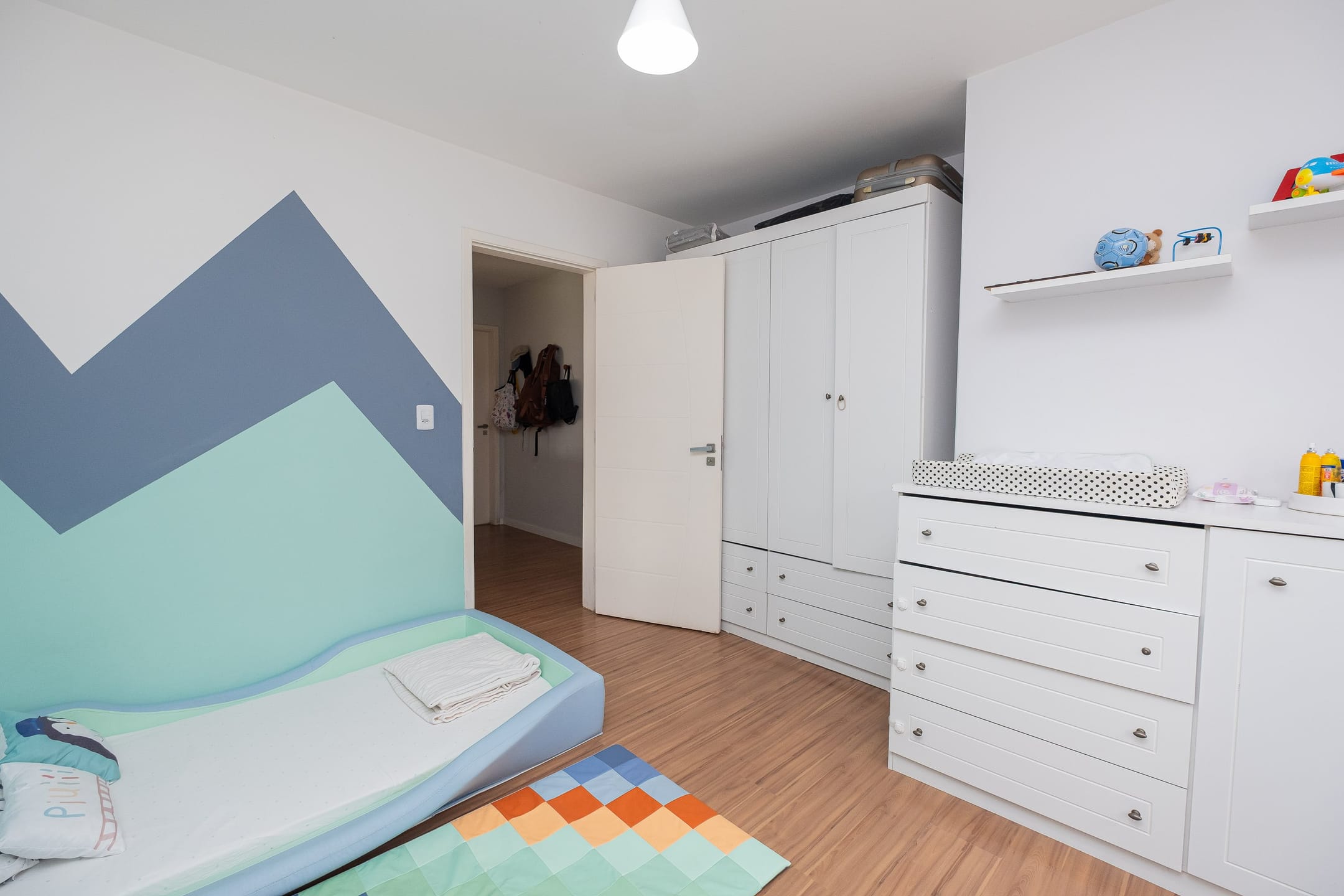 Casa mobiliada à venda no no Laranjal, Pelotas  - 286 m², 3 quartos (sendo 1 suíte com closet), móveis de alto padrão e ampla área de lazer com piscina. - 12