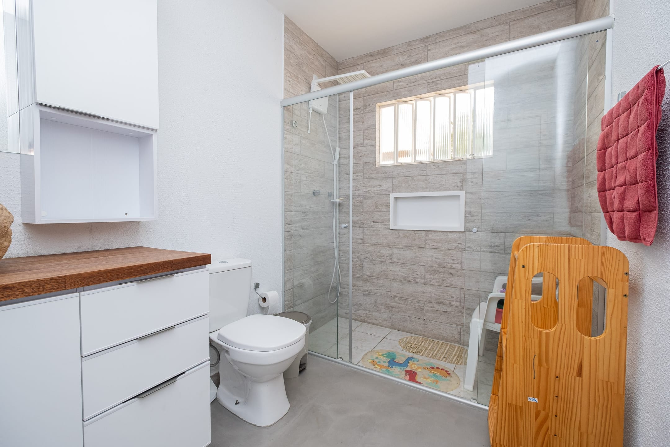 Casa mobiliada à venda no no Laranjal, Pelotas  - 286 m², 3 quartos (sendo 1 suíte com closet), móveis de alto padrão e ampla área de lazer com piscina. - 13