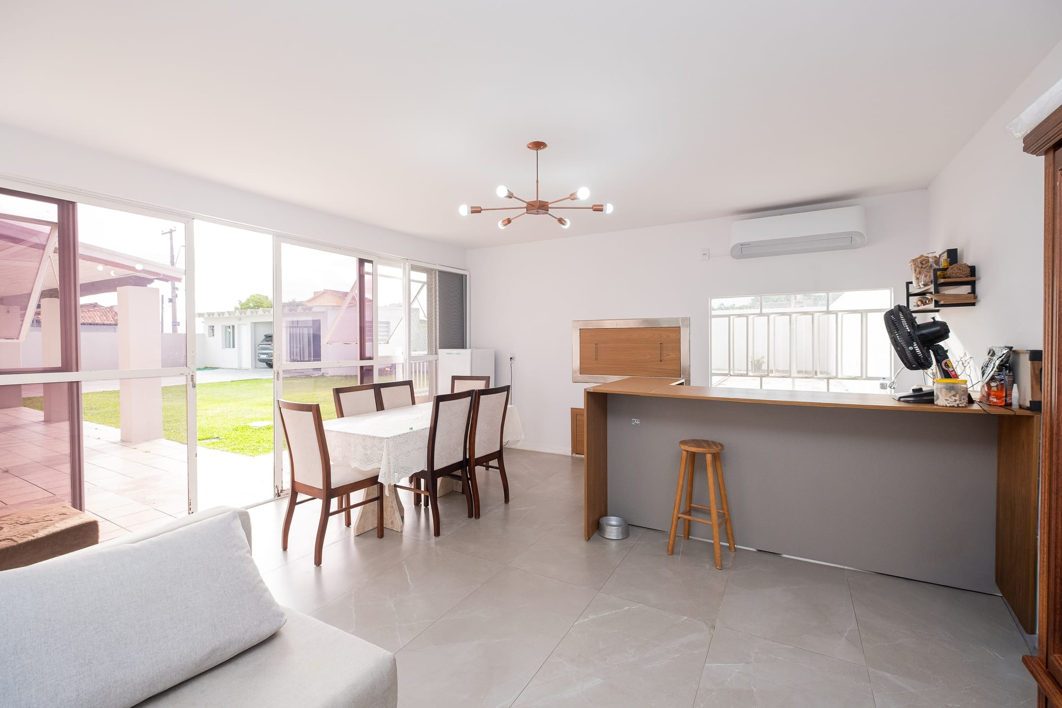 Casa mobiliada à venda no no Laranjal, Pelotas  - 286 m², 3 quartos (sendo 1 suíte com closet), móveis de alto padrão e ampla área de lazer com piscina. - 15
