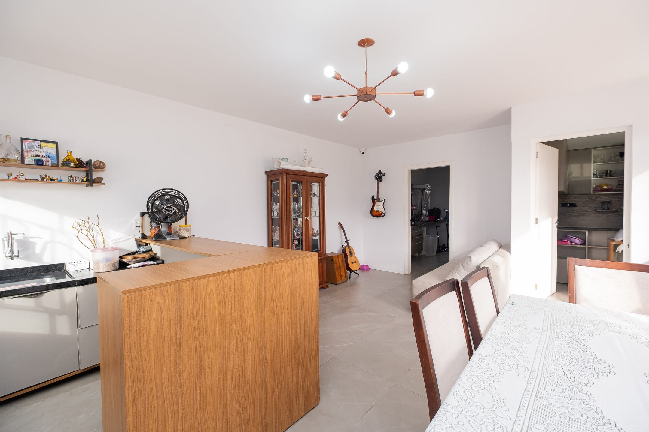 Casa mobiliada à venda no no Laranjal, Pelotas  - 286 m², 3 quartos (sendo 1 suíte com closet), móveis de alto padrão e ampla área de lazer com piscina. - 16