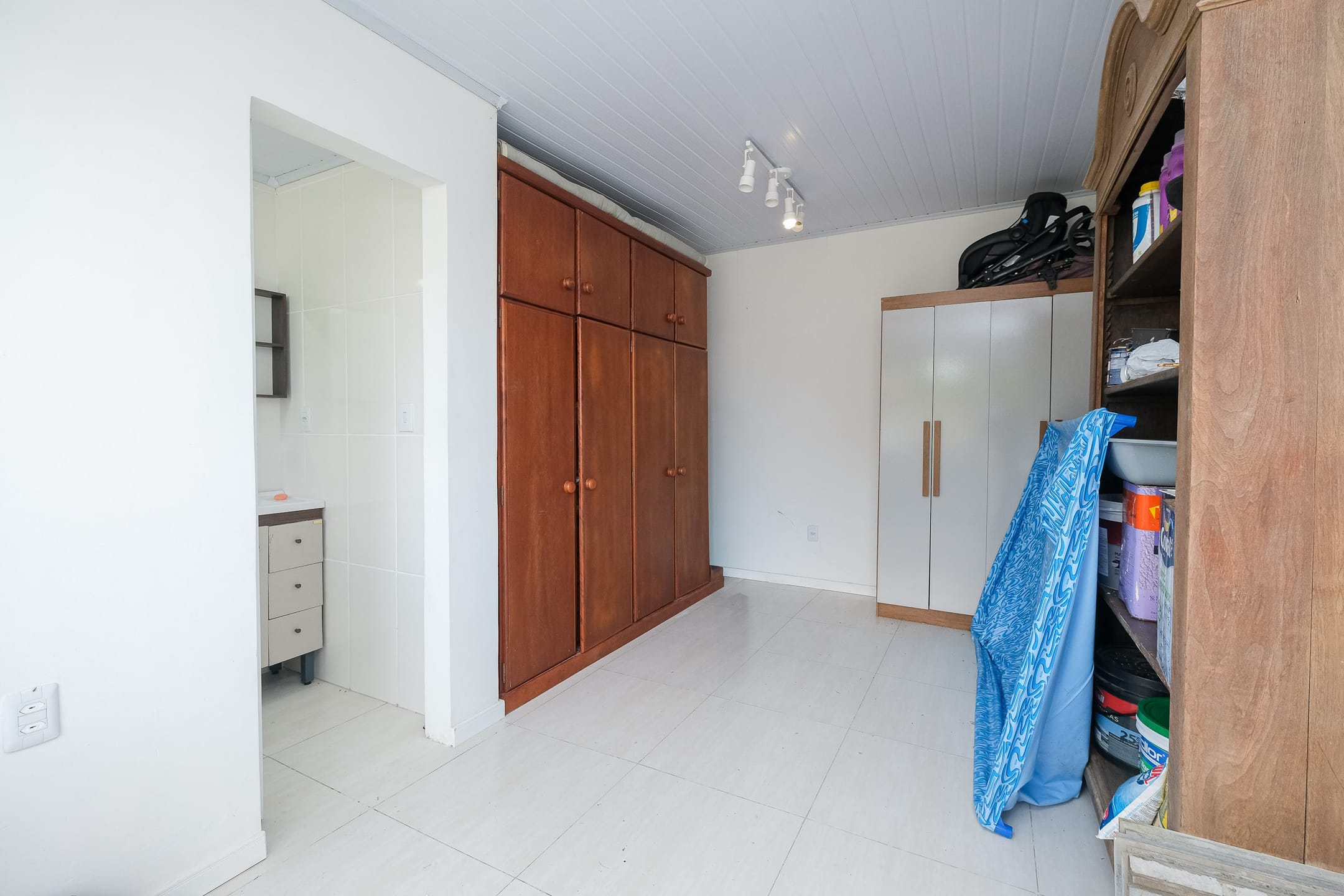 Casa mobiliada à venda no no Laranjal, Pelotas  - 286 m², 3 quartos (sendo 1 suíte com closet), móveis de alto padrão e ampla área de lazer com piscina. - 17