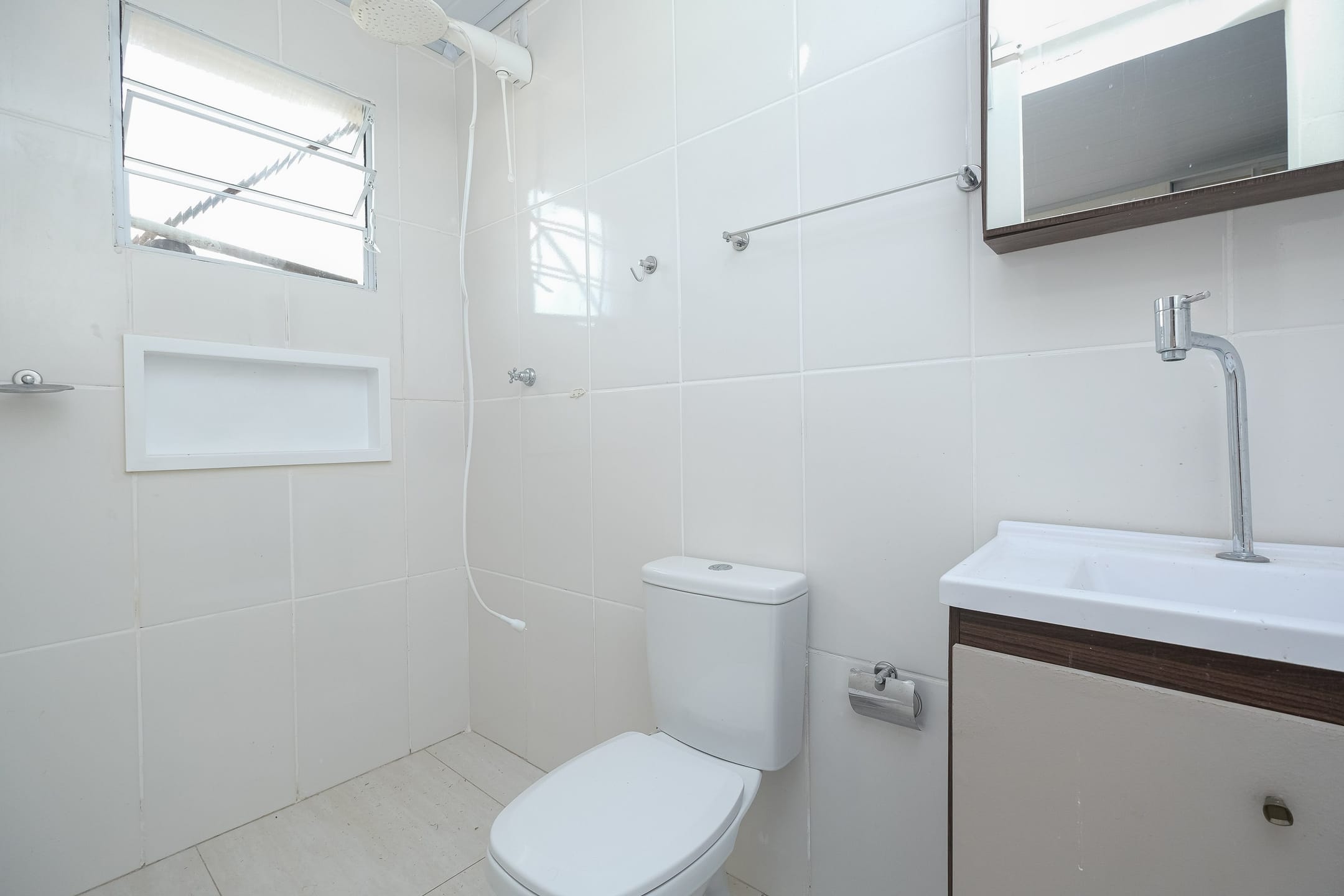 Casa mobiliada à venda no no Laranjal, Pelotas  - 286 m², 3 quartos (sendo 1 suíte com closet), móveis de alto padrão e ampla área de lazer com piscina. - 18