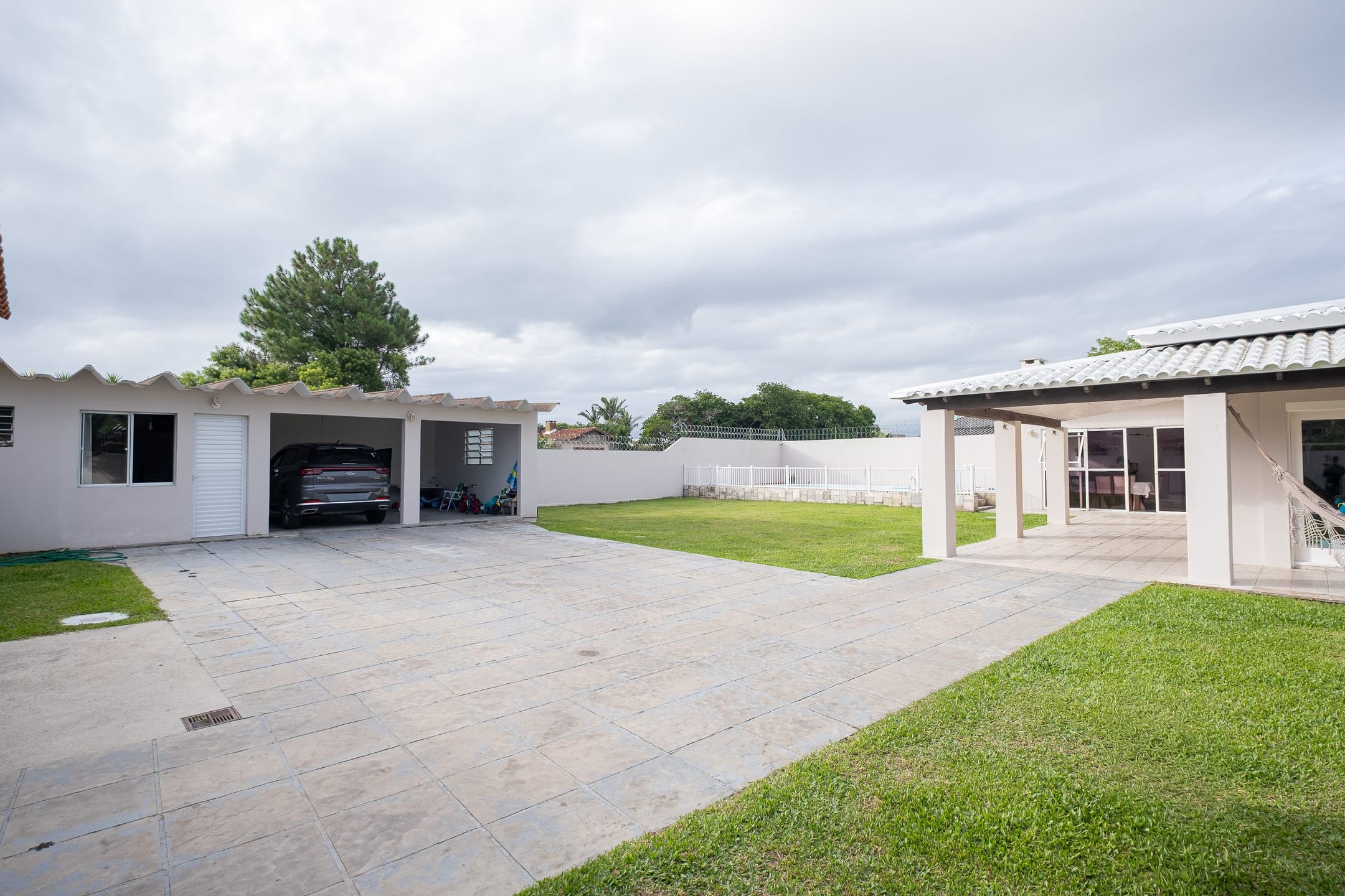 Casa mobiliada à venda no no Laranjal, Pelotas  - 286 m², 3 quartos (sendo 1 suíte com closet), móveis de alto padrão e ampla área de lazer com piscina. - 19