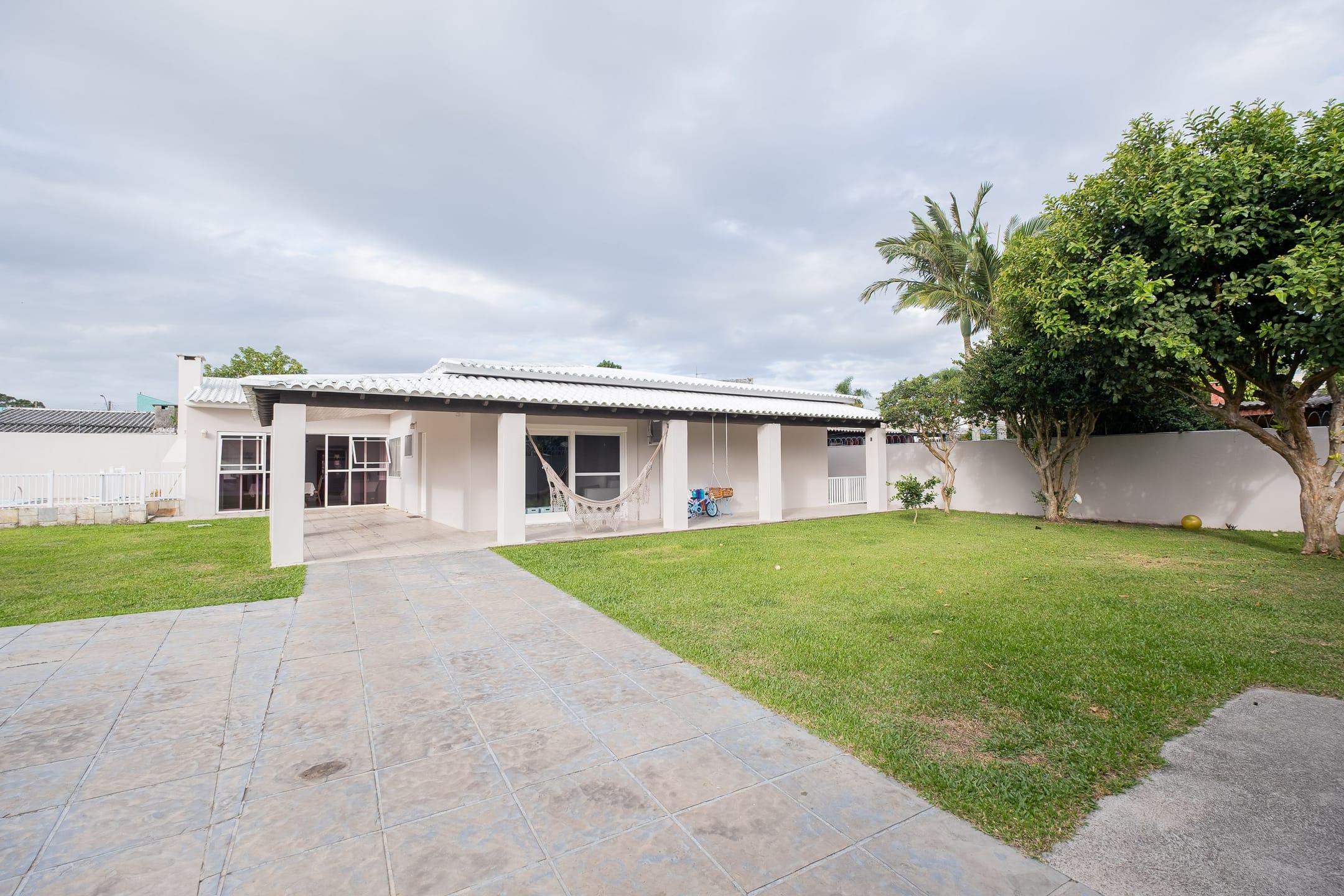 Casa mobiliada à venda no no Laranjal, Pelotas  - 286 m², 3 quartos (sendo 1 suíte com closet), móveis de alto padrão e ampla área de lazer com piscina. - 20