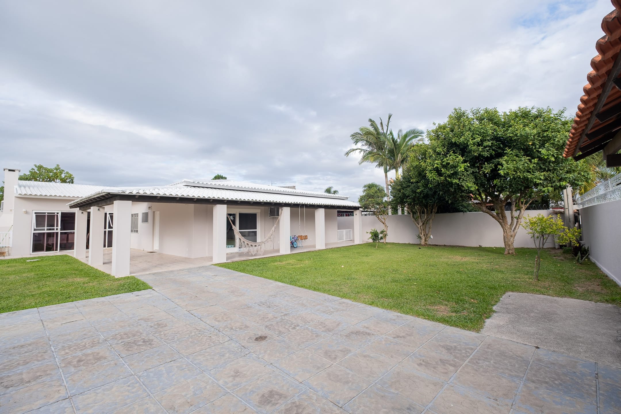 Casa mobiliada à venda no no Laranjal, Pelotas  - 286 m², 3 quartos (sendo 1 suíte com closet), móveis de alto padrão e ampla área de lazer com piscina. - 21