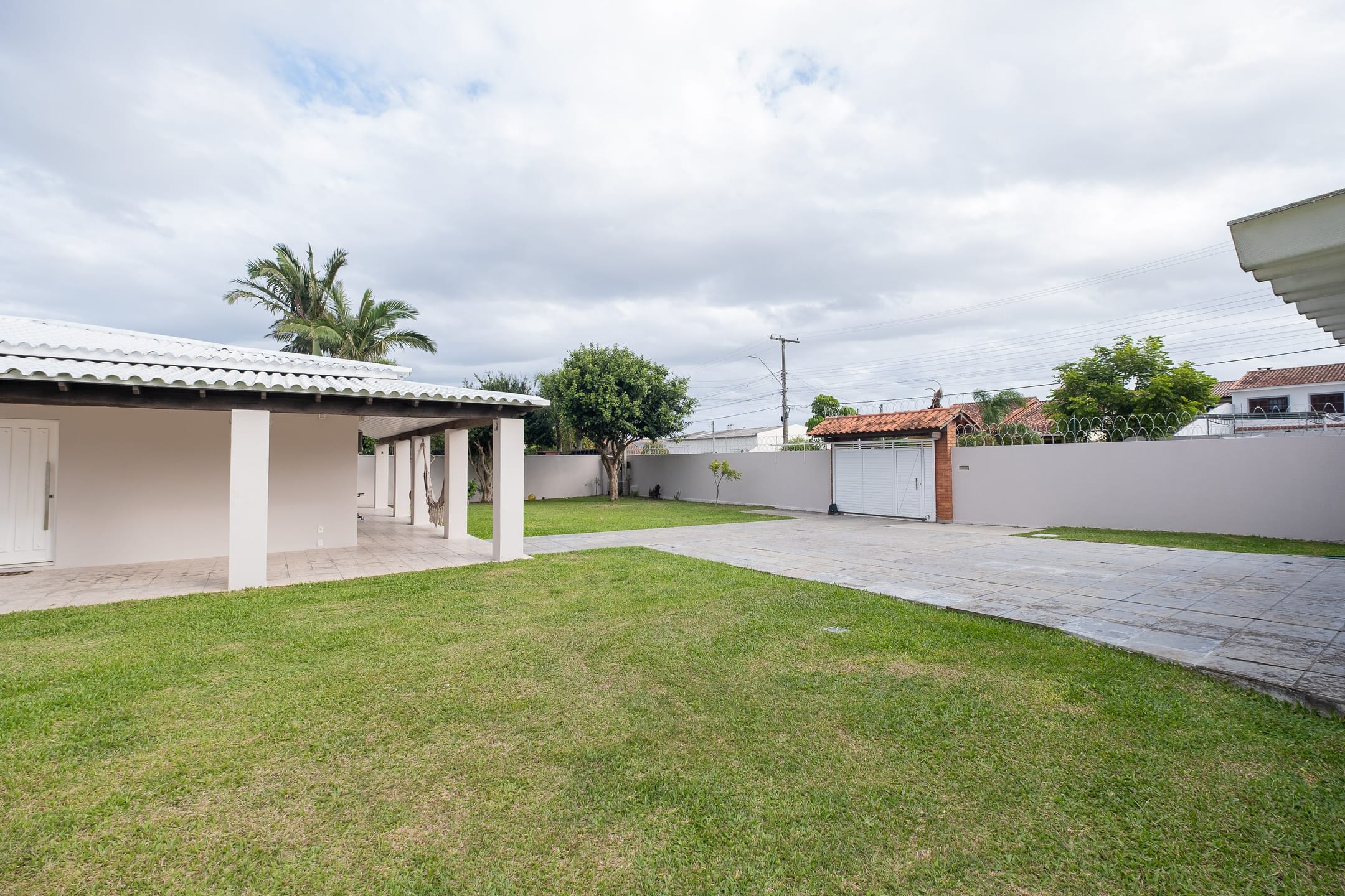 Casa mobiliada à venda no no Laranjal, Pelotas  - 286 m², 3 quartos (sendo 1 suíte com closet), móveis de alto padrão e ampla área de lazer com piscina. - 22