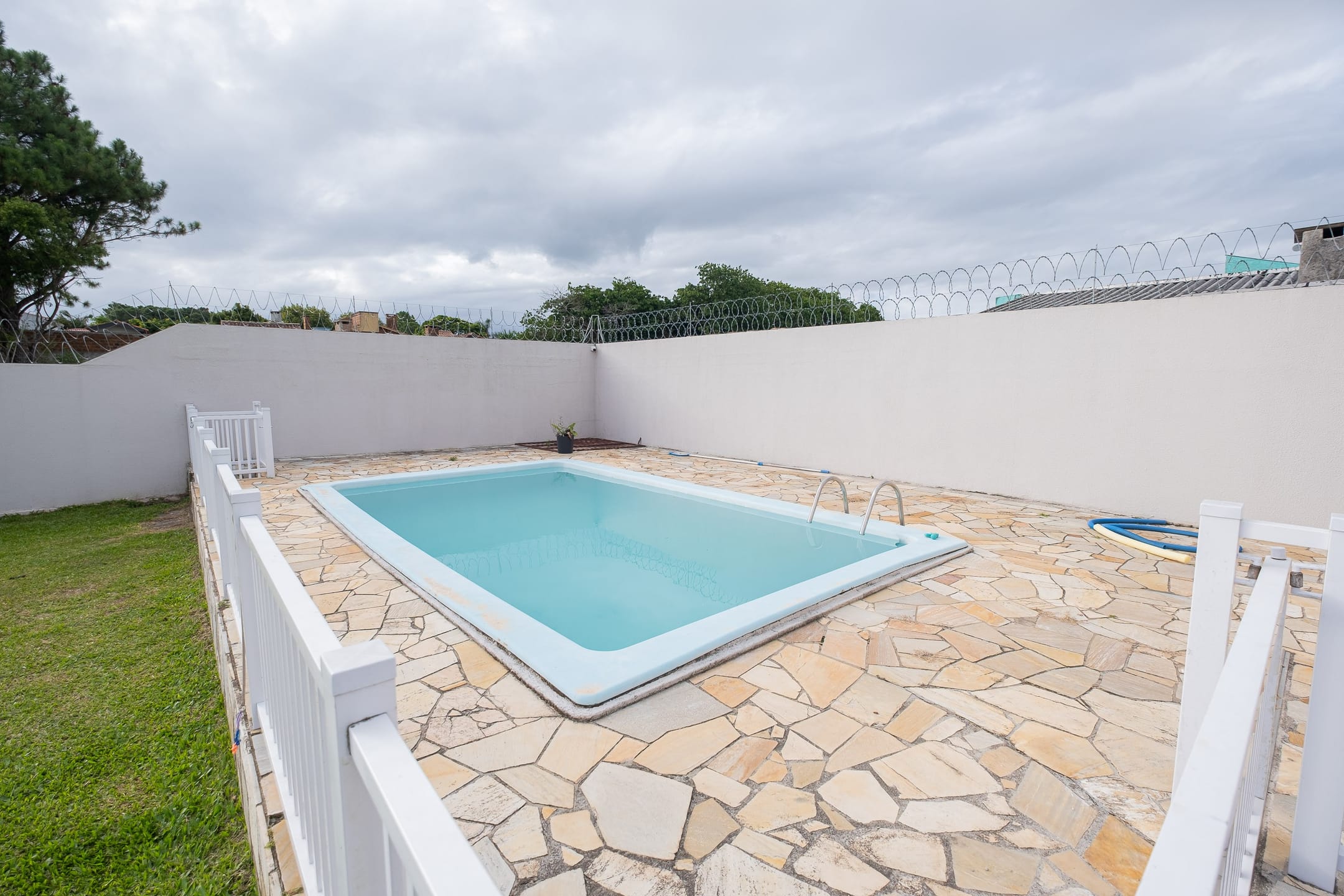 Casa mobiliada à venda no no Laranjal, Pelotas  - 286 m², 3 quartos (sendo 1 suíte com closet), móveis de alto padrão e ampla área de lazer com piscina. - 23